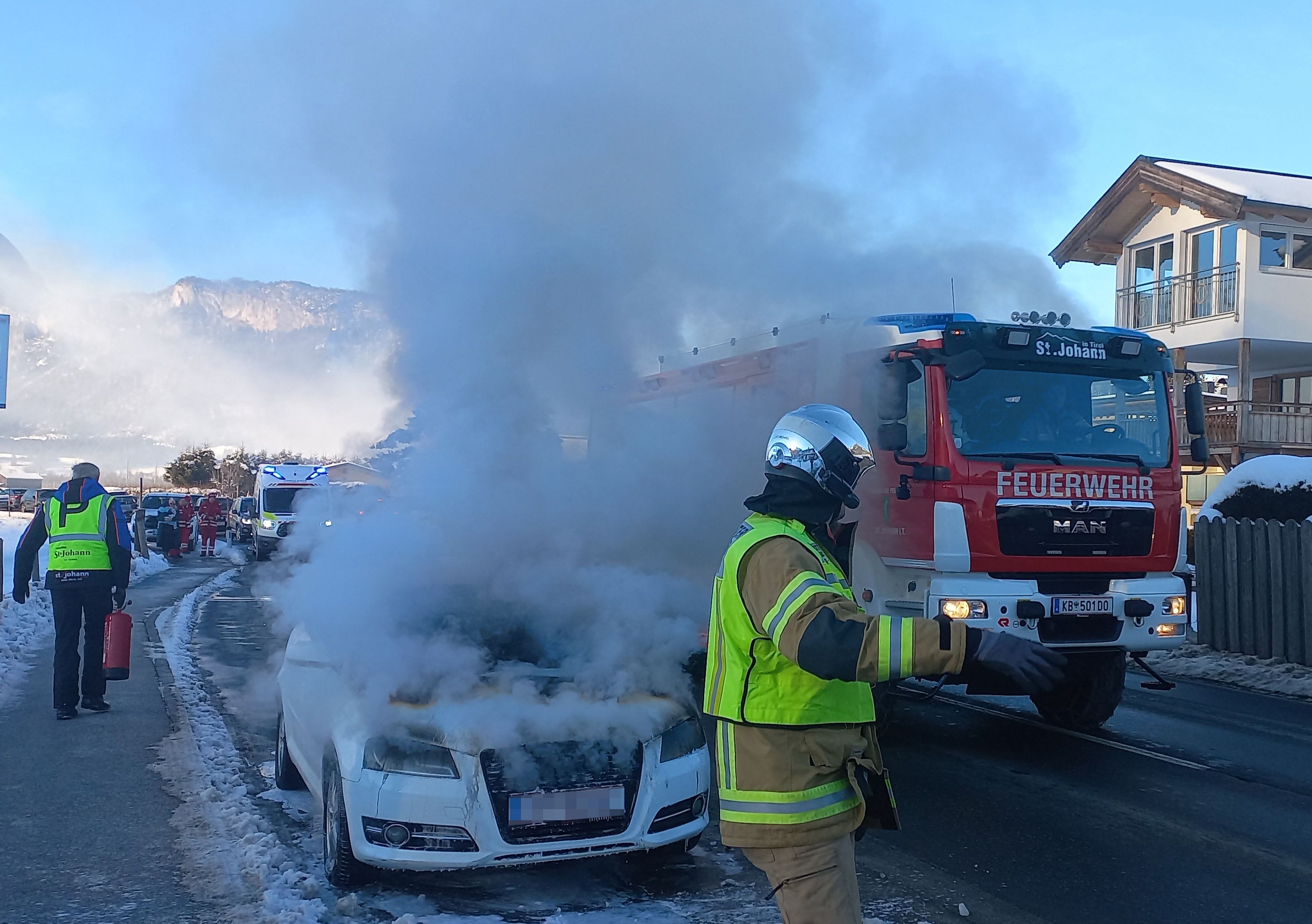 Die Feuerwehr konnte den Fahrzeugbrand rasch löschen.