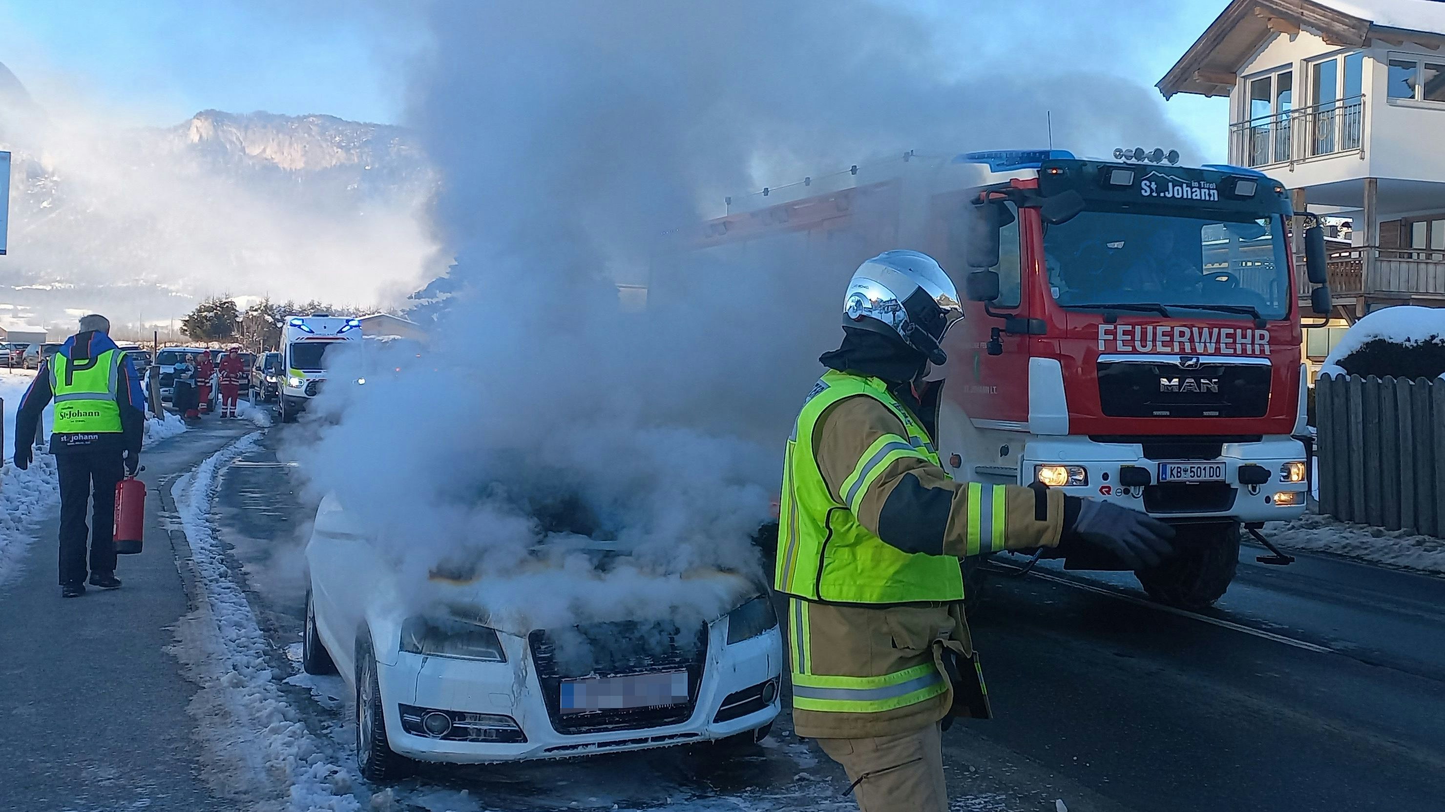 Die Feuerwehr konnte den Fahrzeugbrand rasch löschen.