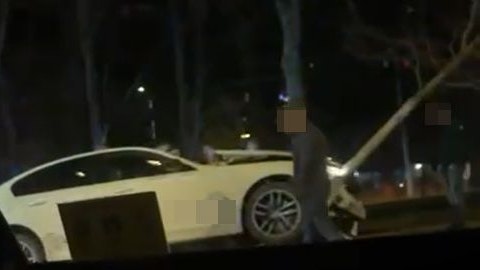Ein Auto rammte einen Baum.