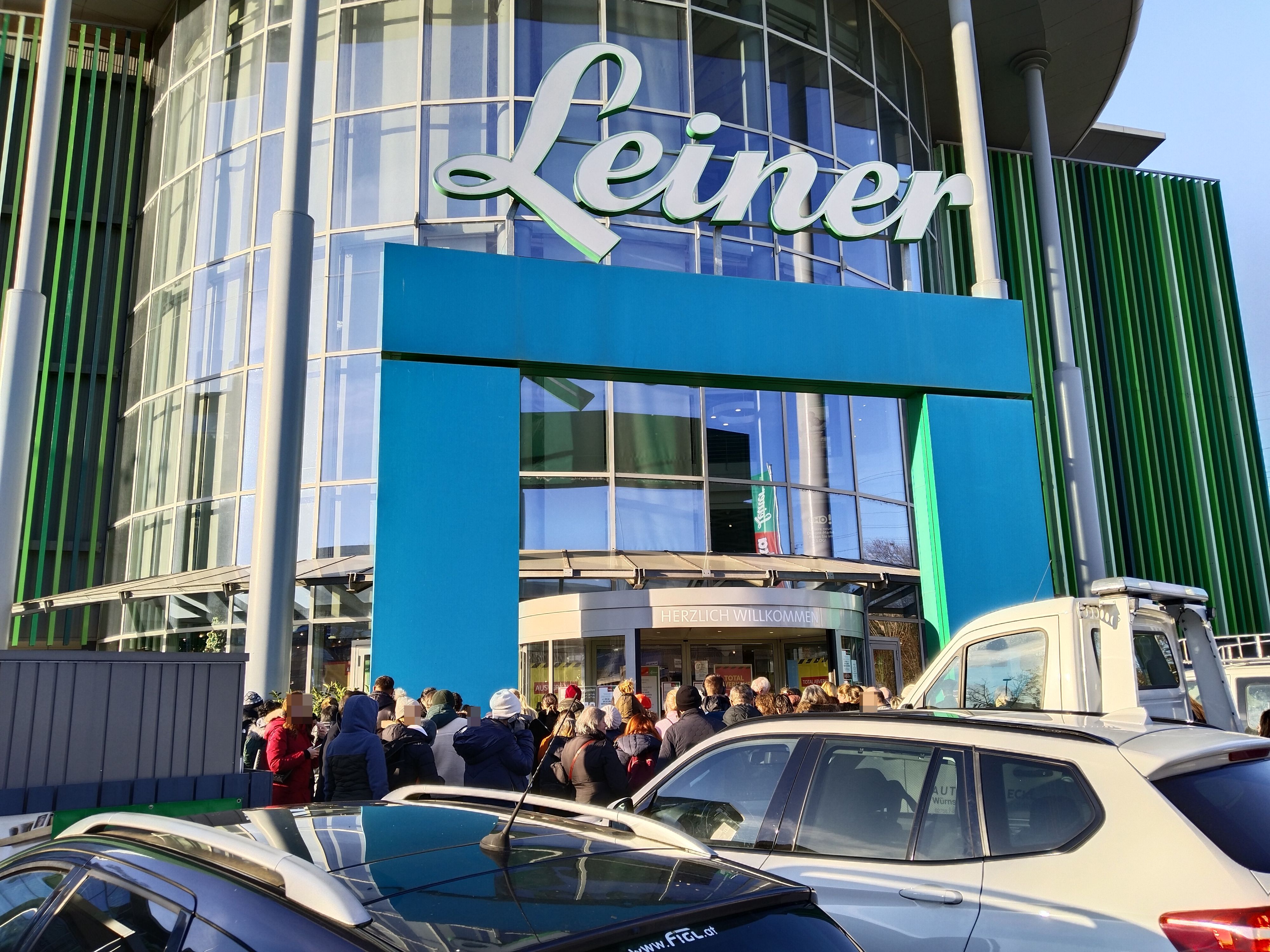 Die Menschen stehen vor dem Kika/Leiner im 14. Bezirk Schlange.