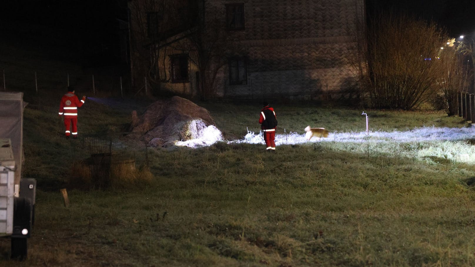 In Vöcklabruck stand in der Nacht auf Samstag ein Großaufgebot an Einsatzkräften bei einer nächtlichen Suchaktion nach einem abgängigen 83-Jährigen im Einsatz.