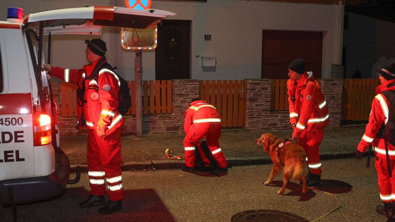 In Vöcklabruck stand in der Nacht auf Samstag ein Großaufgebot an Einsatzkräften bei einer nächtlichen Suchaktion nach einem abgängigen 83-Jährigen im Einsatz.