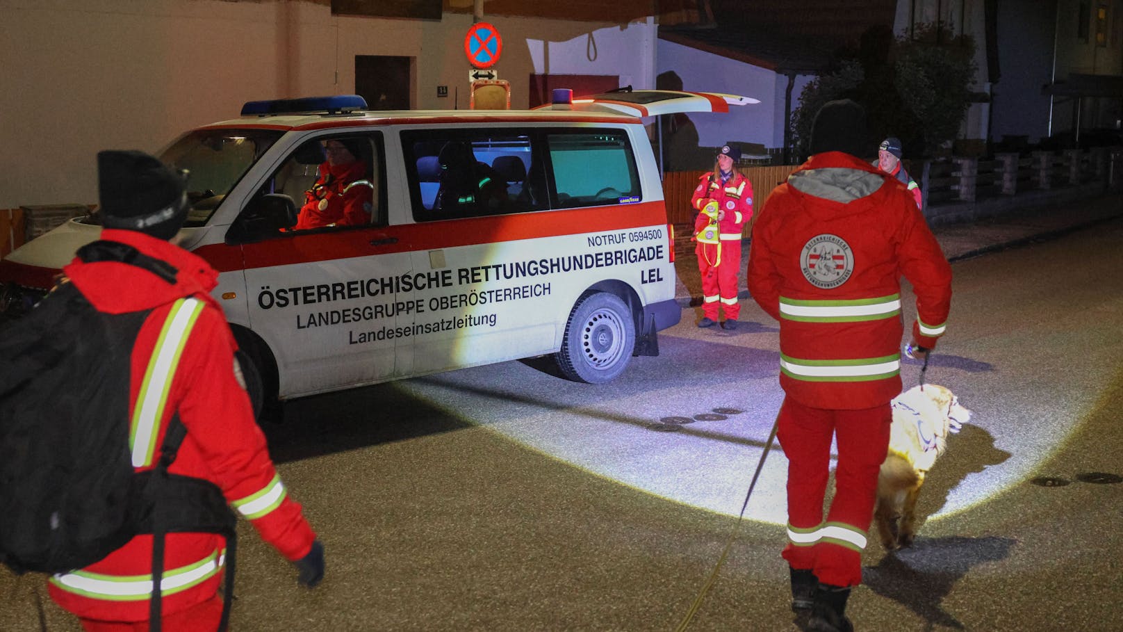 In Vöcklabruck stand in der Nacht auf Samstag ein Großaufgebot an Einsatzkräften bei einer nächtlichen Suchaktion nach einem abgängigen 83-Jährigen im Einsatz.