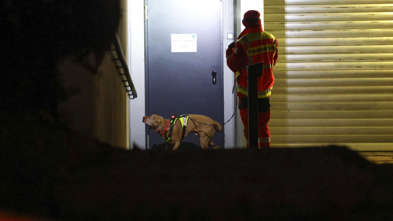 In Vöcklabruck stand in der Nacht auf Samstag ein Großaufgebot an Einsatzkräften bei einer nächtlichen Suchaktion nach einem abgängigen 83-Jährigen im Einsatz.