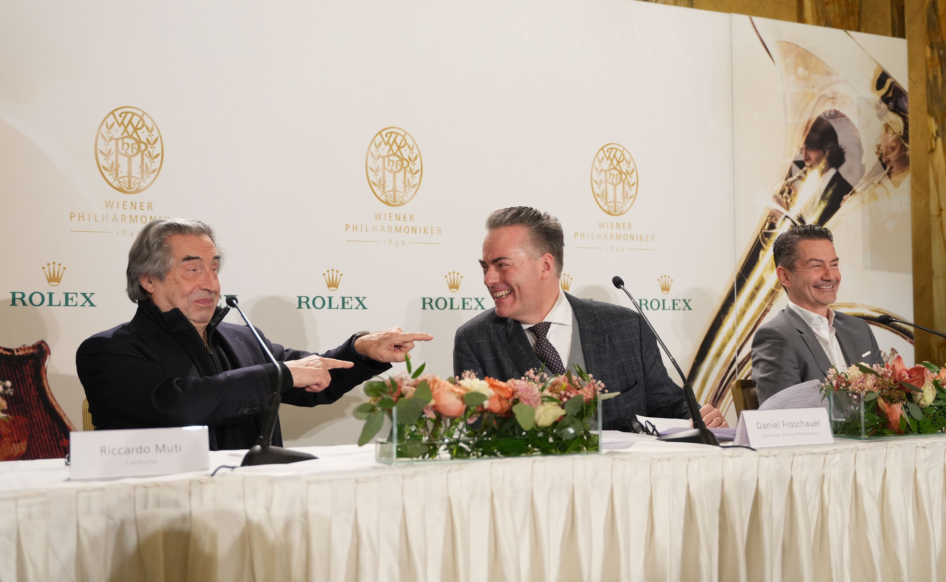 Riccardo Muti (l.) dirigiert am 1. Jänner 2025 sein letztes Neujahrskonzert live auf ORF2. Daniel Froschauer, Vorstand der Wiener Philharmoniker (M.) betonte die enge Bindung mit dem Orchester. ORF-General Roland Weißmann (r.) freut sich auf das große TV-Event.