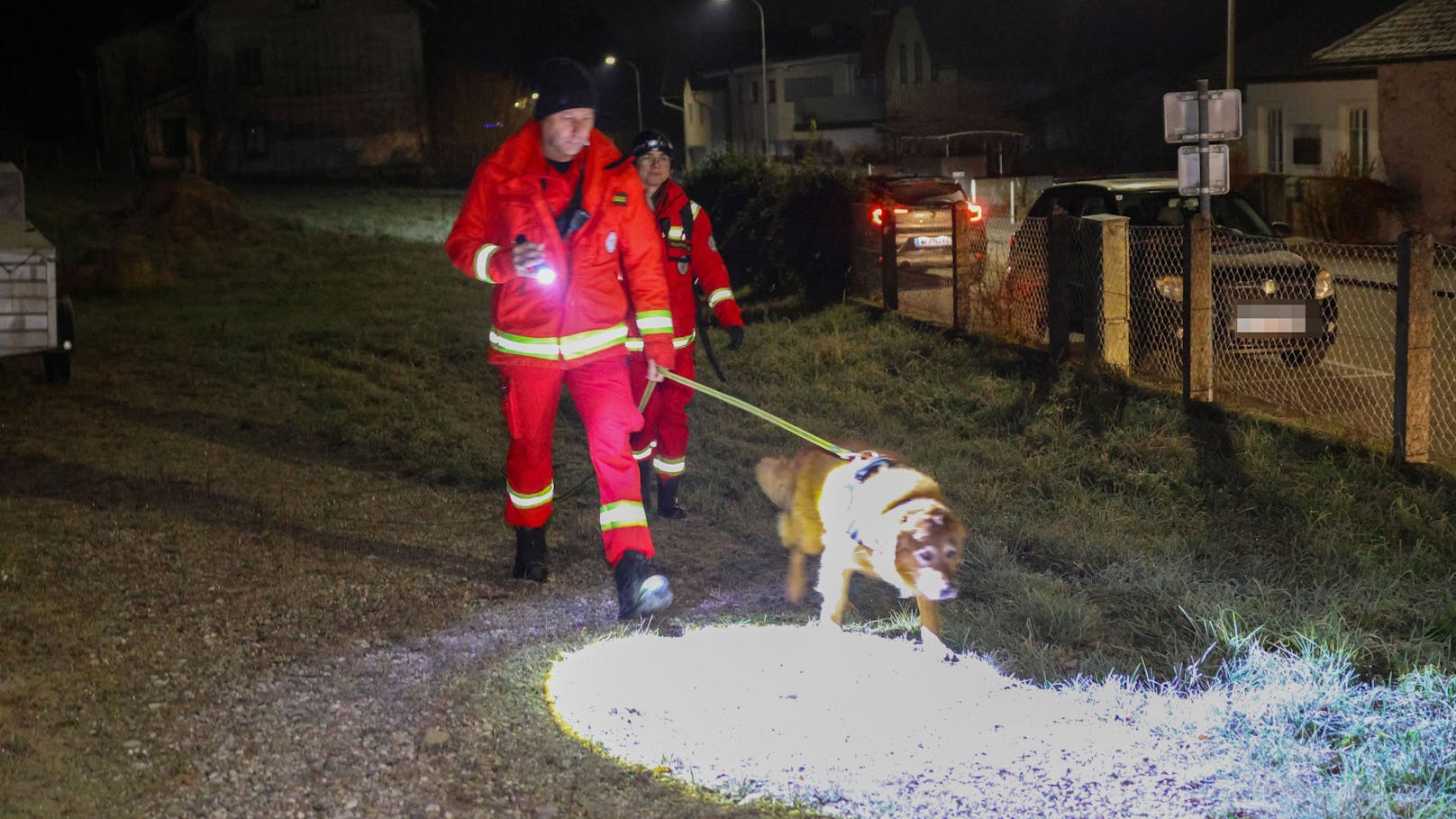 In Vöcklabruck stand in der Nacht auf Samstag ein Großaufgebot an Einsatzkräften bei einer nächtlichen Suchaktion nach einem abgängigen 83-Jährigen im Einsatz.