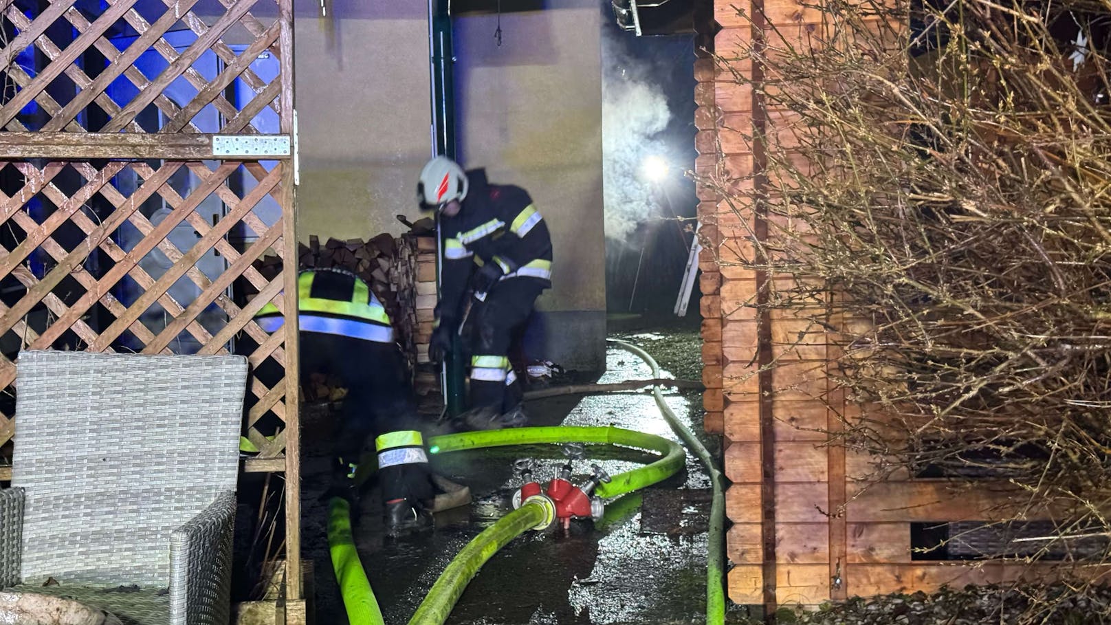 Die Feuerwehr Neulengbach wurde am Samstag zu einem Brandverdacht alarmiert. Beim Eintreffen an der Einsatzstelle stellte der Einsatzleiter dann einen Brand im Dachstuhl fest.