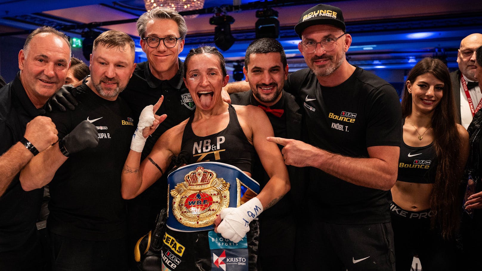 Das Team rund um Box-Champ Michaela Kotaskova.