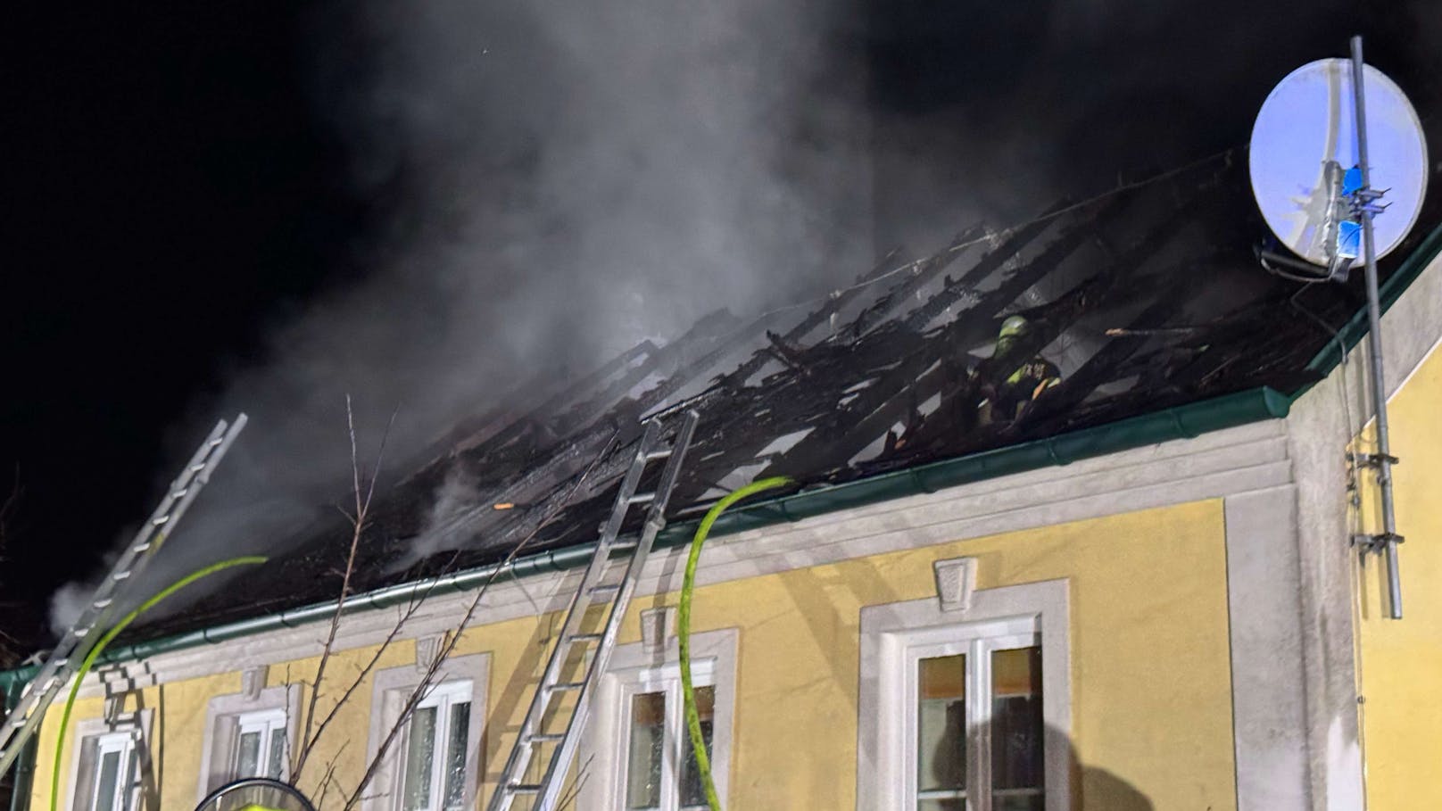 Die Feuerwehr Neulengbach wurde am Samstag zu einem Brandverdacht alarmiert. Beim Eintreffen an der Einsatzstelle stellte der Einsatzleiter dann einen Brand im Dachstuhl fest.