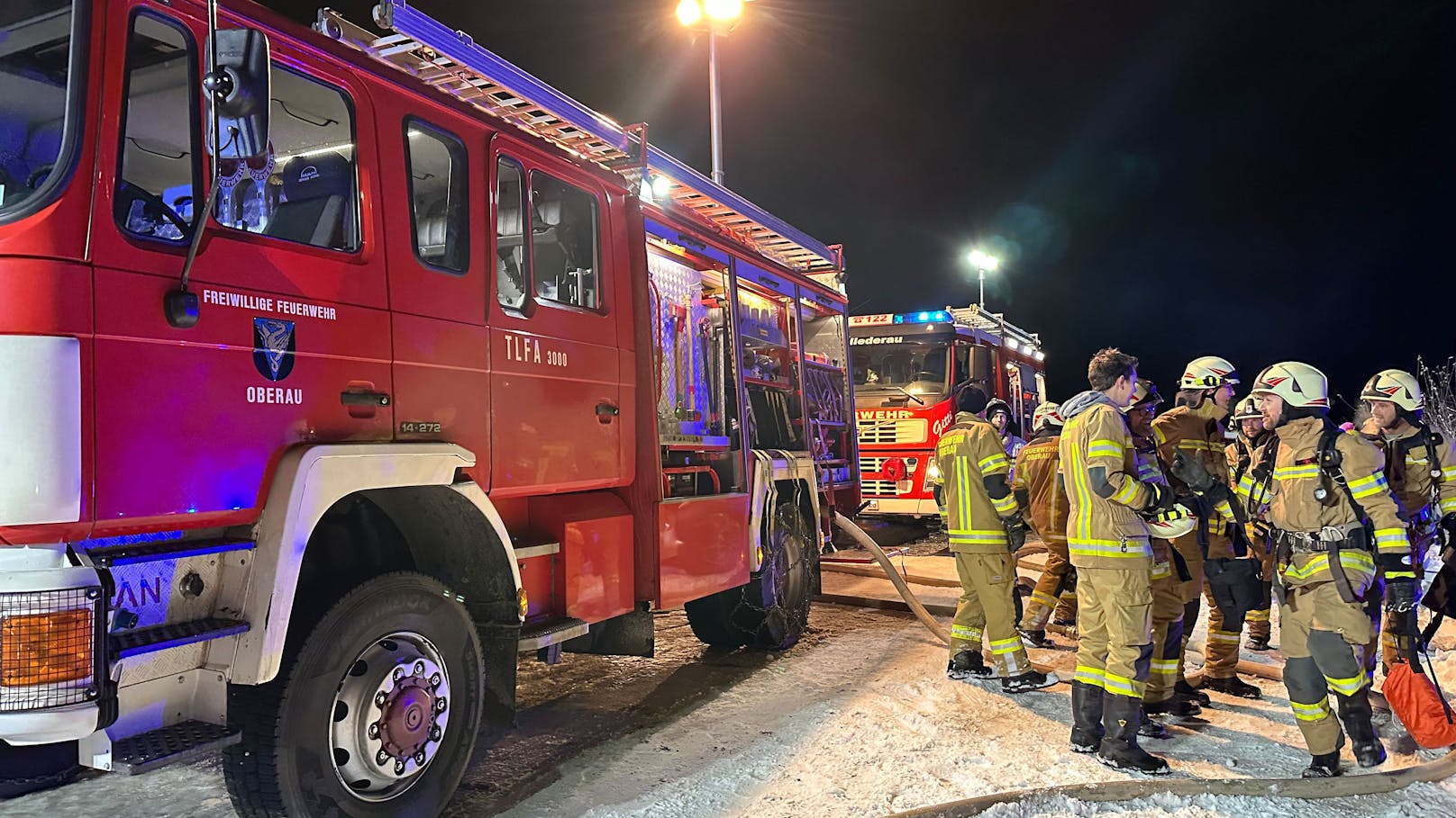 Da sich das Gebäude an einer schwer zugänglichen und abgelegenen Örtlichkeit befindet, stand das Haus beim Eintreffen der Feuerwehr bereits in Vollbrand. Trotz umfangreicher Löscharbeiten konnte das Gebäude nicht gerettet werden.