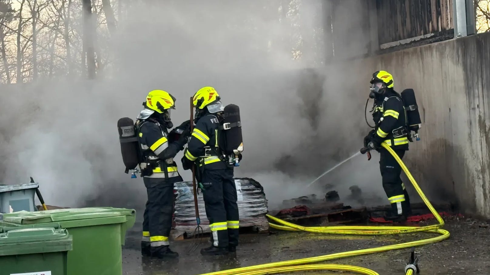 Sofort rückten die Feuerwehren zum Altstoffsammelzentrum (ASZ) aus, um den gemeldeten "Brand Hütte" zu bekämpfen.