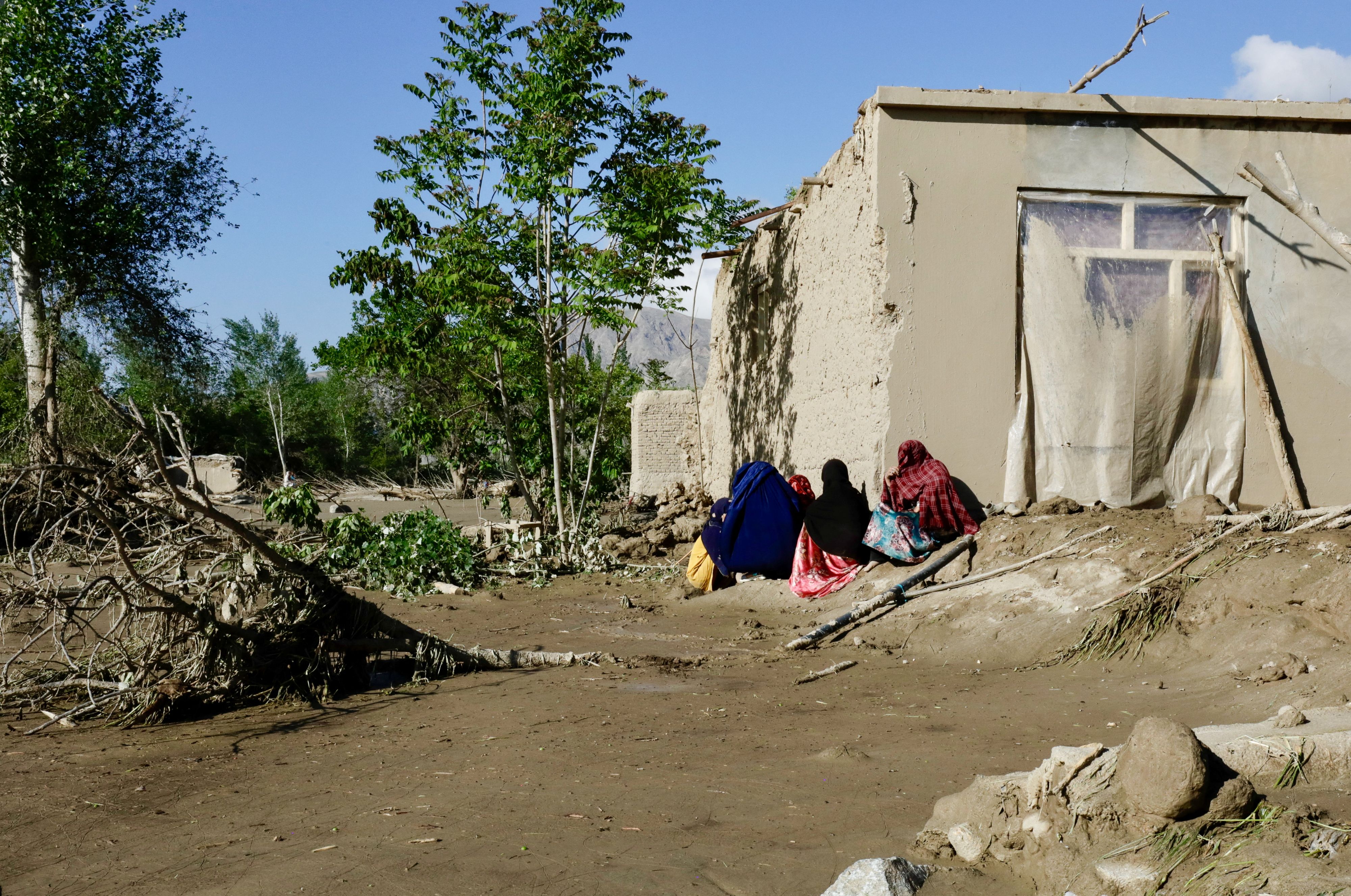 Neubauten dürfen keine Fenster haben in Bereichen, wo Frauen typischerweise zu sehen sind.