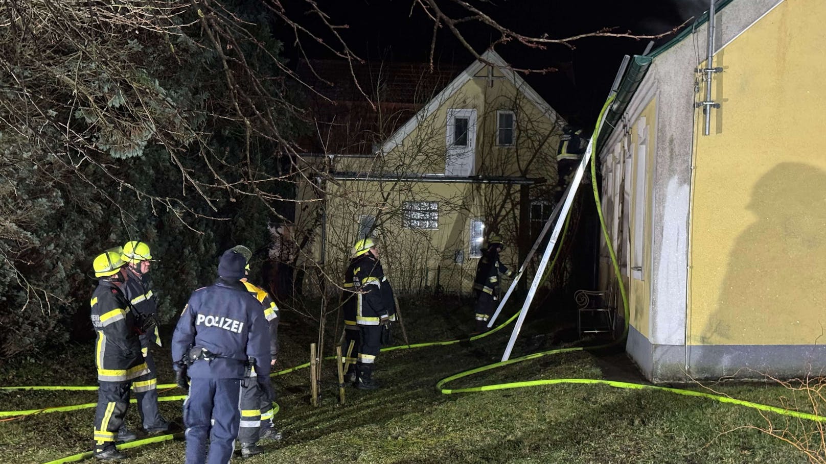 Die Feuerwehr Neulengbach wurde am Samstag zu einem Brandverdacht alarmiert. Beim Eintreffen an der Einsatzstelle stellte der Einsatzleiter dann einen Brand im Dachstuhl fest.