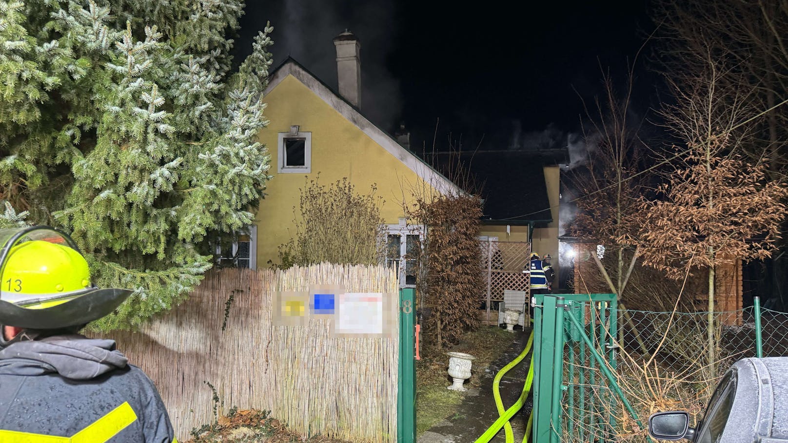 Die Feuerwehr Neulengbach wurde am Samstag zu einem Brandverdacht alarmiert. Beim Eintreffen an der Einsatzstelle stellte der Einsatzleiter dann einen Brand im Dachstuhl fest.