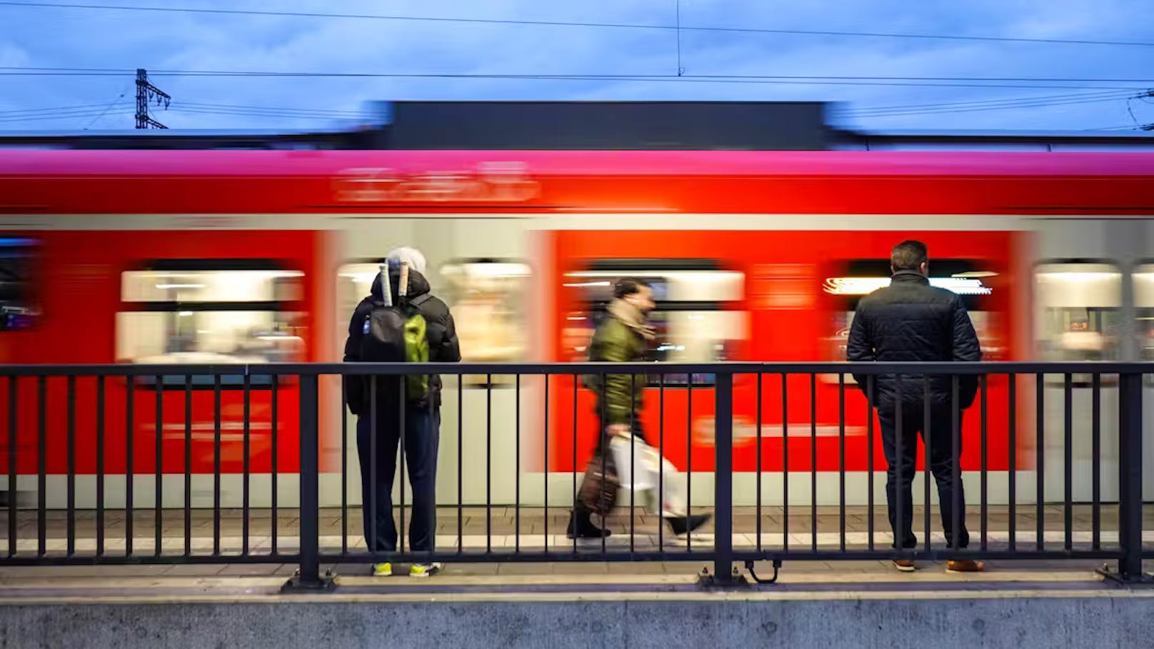 Eine 27-jährige Frau belästigte männliche Passagiere in einer S-Bahn-Linie.