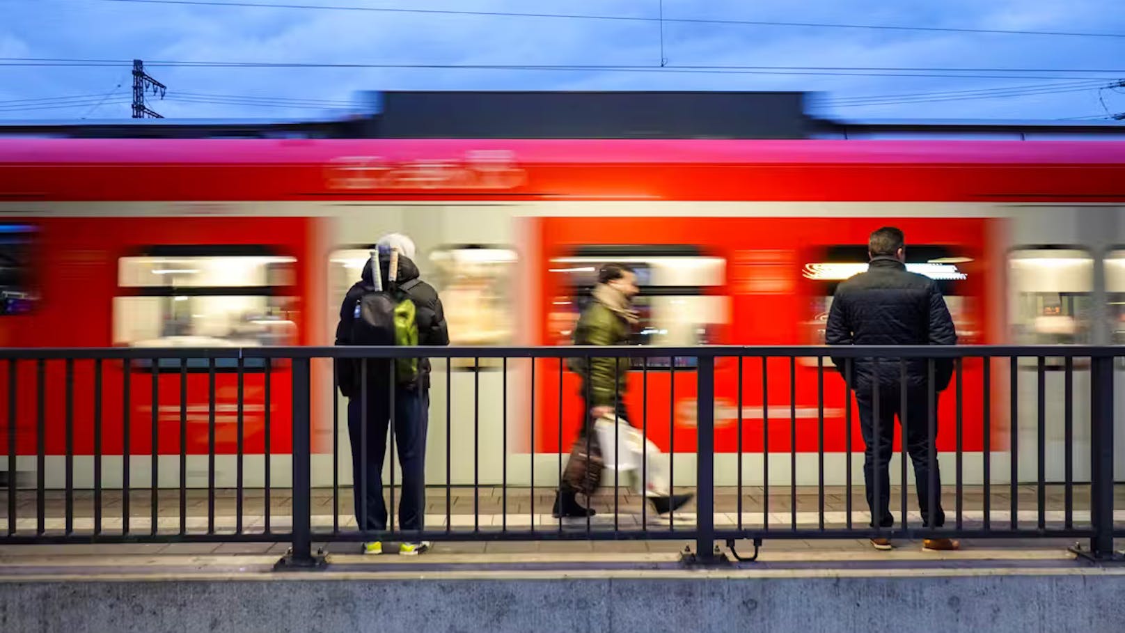 Nackte Frau (27) setzt sich in S-Bahn auf Fahrgäste