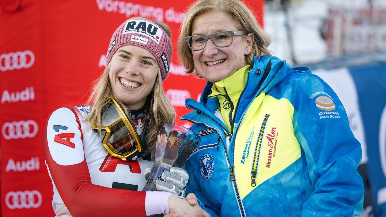 Landeshauptfrau Johanna Mikl-Leitner gratuliert Katharina Liensberger zum 3. Platz beim Weltcupslalom am Semmering.