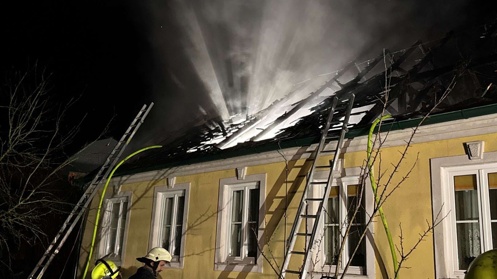 Die Feuerwehr Neulengbach wurde am Samstag zu einem Brandverdacht alarmiert. Beim Eintreffen an der Einsatzstelle stellte der Einsatzleiter dann einen Brand im Dachstuhl fest.