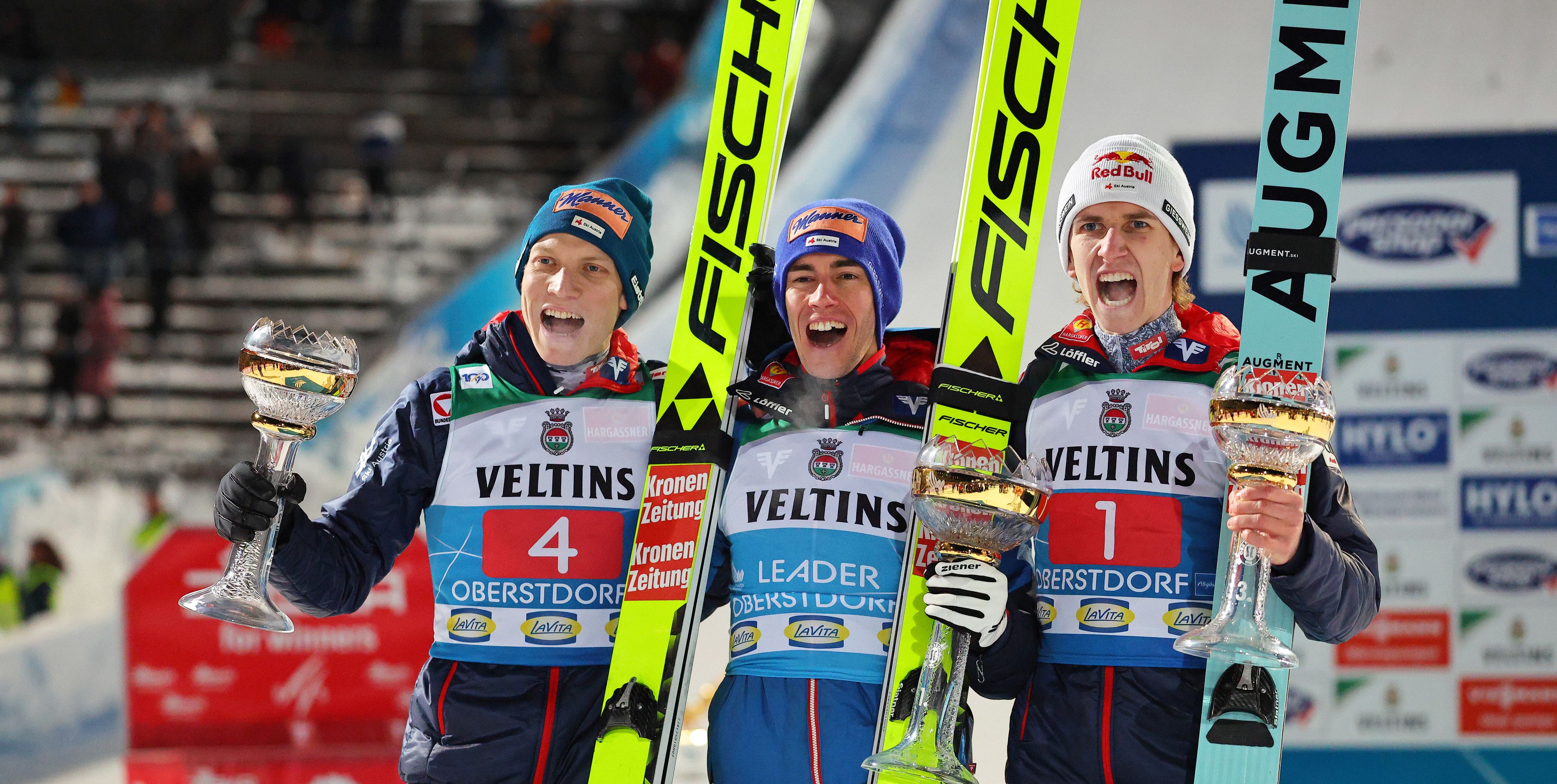 Jan Hörl, Stefan Kraft und Daniel Tschofenig jubeln über den rot-weiß-roten Dreifachsieg.