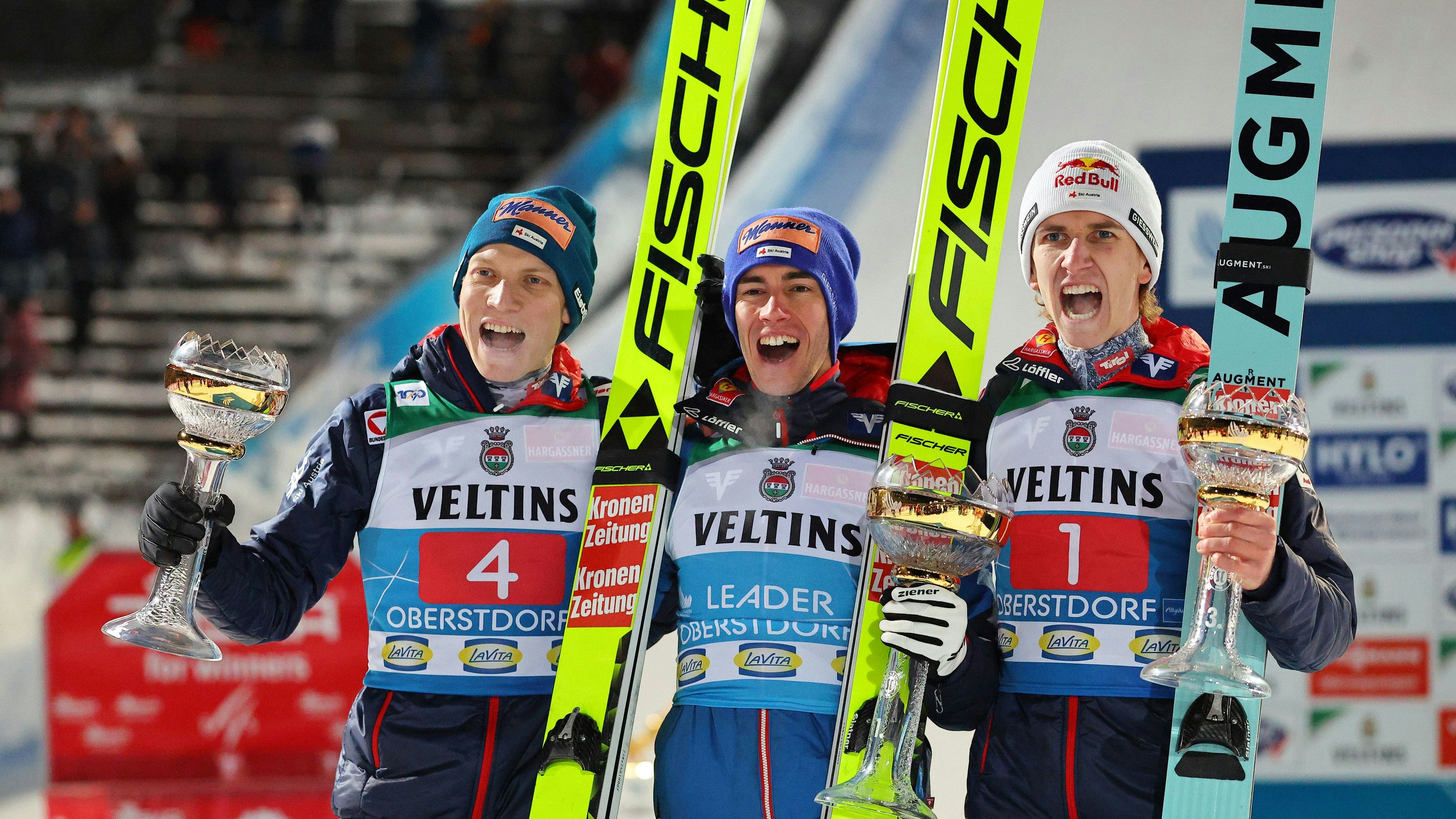 Jan Hörl, Stefan Kraft und Daniel Tschofenig jubeln über den rot-weiß-roten Dreifachsieg.