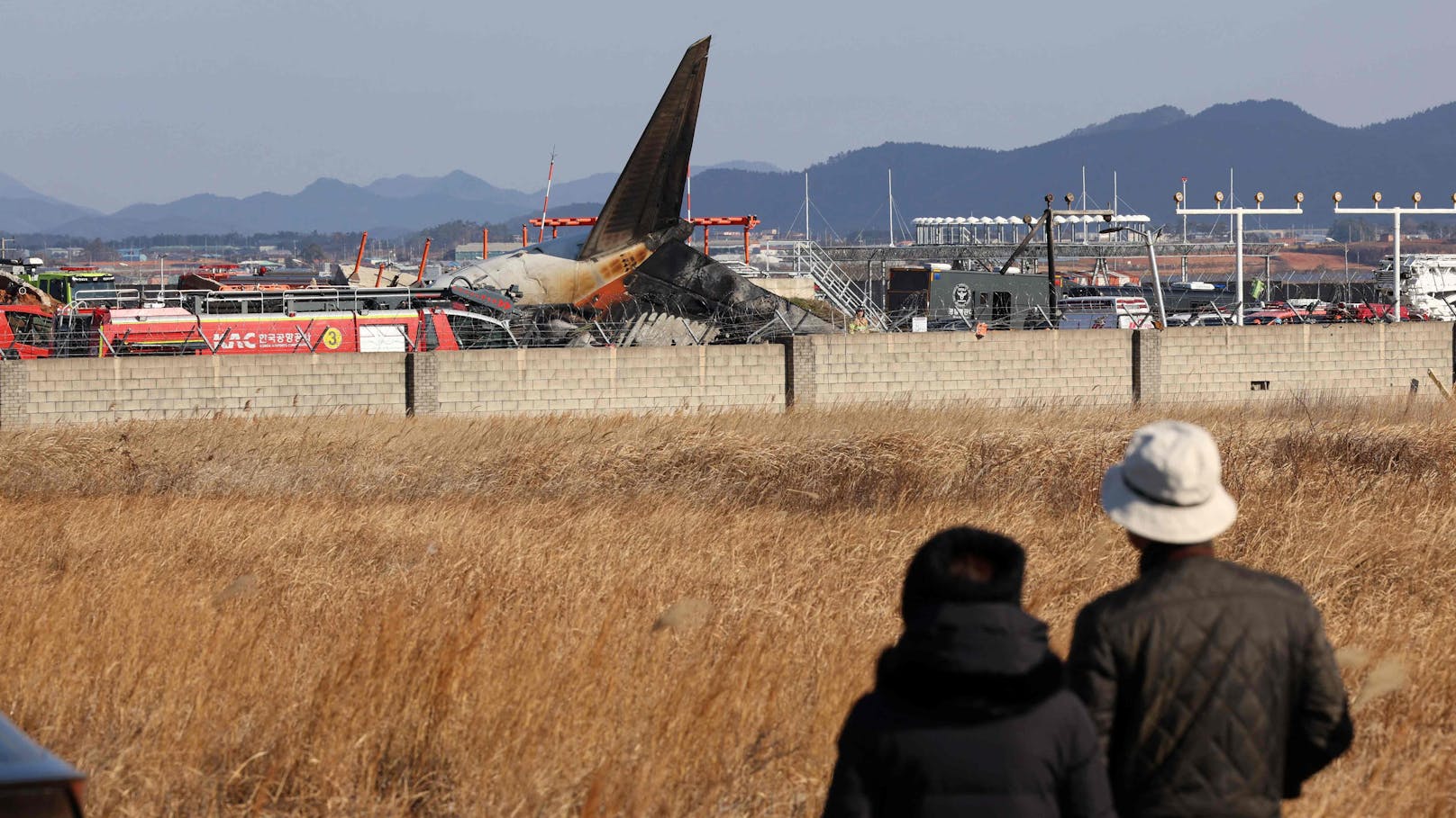 Bei der Landung am internationalen Flughafen von Muan in Südkorea ist ein aus Thailand kommendes Passagierflugzeug mit 181 Insassen verunglückt.