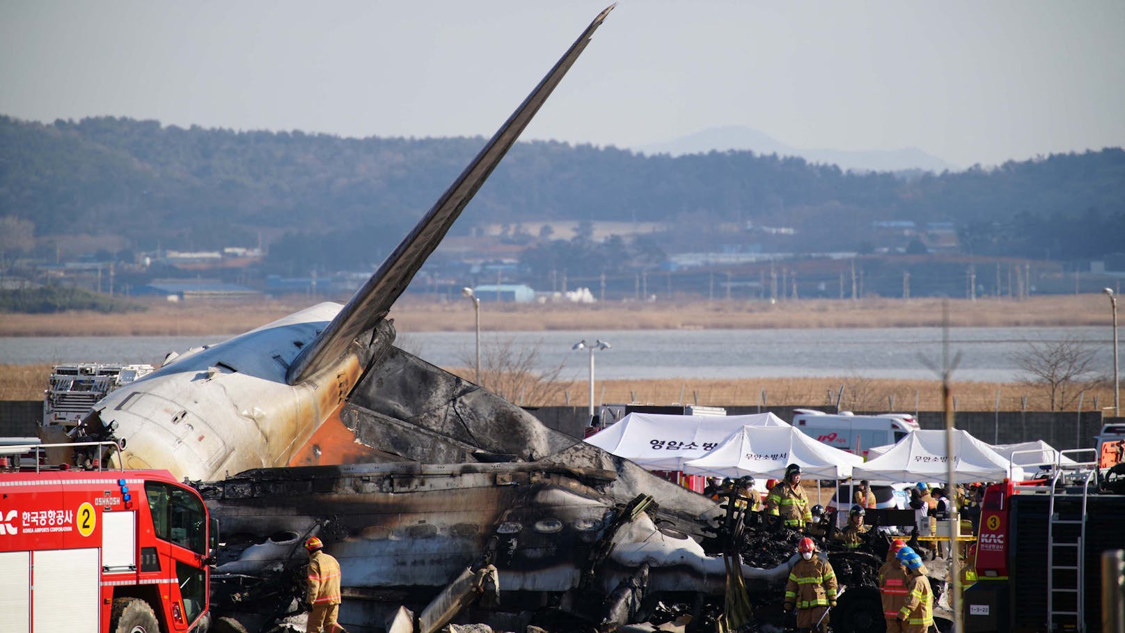 Die aus der thailändischen Hauptstadt Bangkok gekommene Boeing 737-8AS der südkoreanischen Billigfluglinie Jeju Air war um kurz nach 9.00 Uhr über die Landebahn hinausgeschossen und in einen Fangzaun hinter der Piste gekracht.