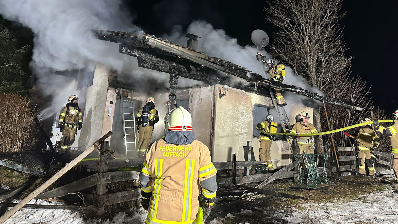 Der Brand wurde von einem anderen Gast vom Haupthaus aus entdeckt, welcher daraufhin die Feuerwehr verständigte.