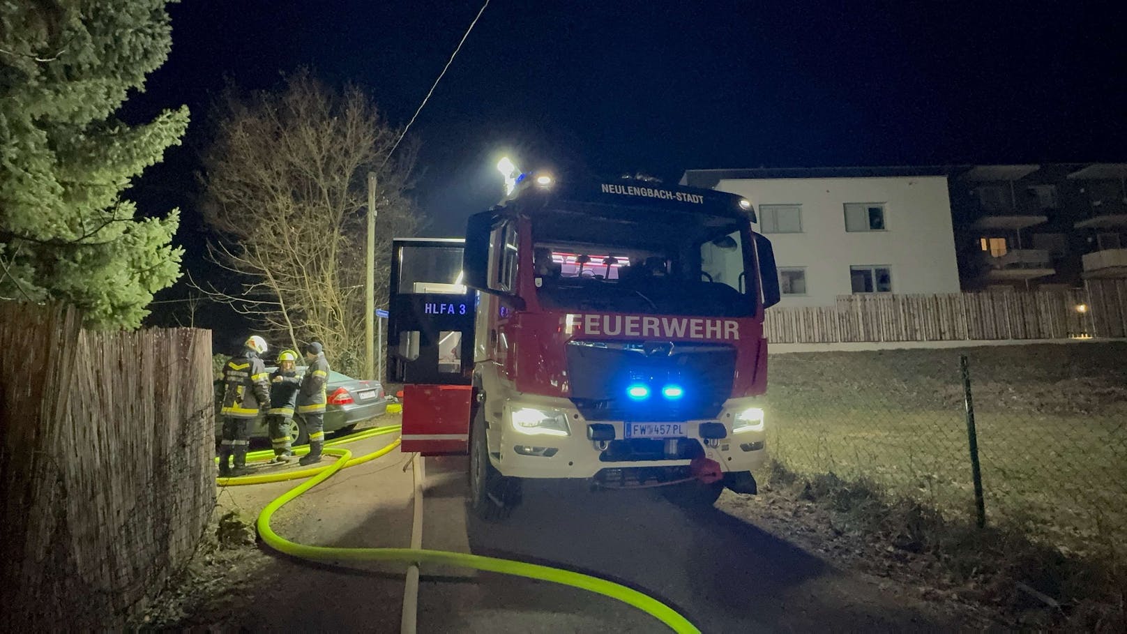 Die Feuerwehr Neulengbach wurde am Samstag zu einem Brandverdacht alarmiert. Beim Eintreffen an der Einsatzstelle stellte der Einsatzleiter dann einen Brand im Dachstuhl fest.