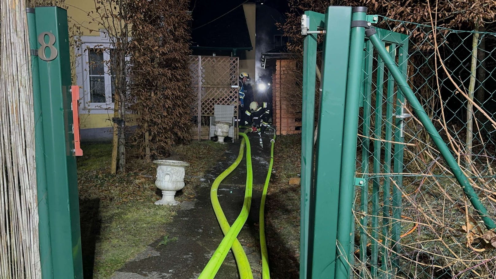 Die Feuerwehr Neulengbach wurde am Samstag zu einem Brandverdacht alarmiert. Beim Eintreffen an der Einsatzstelle stellte der Einsatzleiter dann einen Brand im Dachstuhl fest.