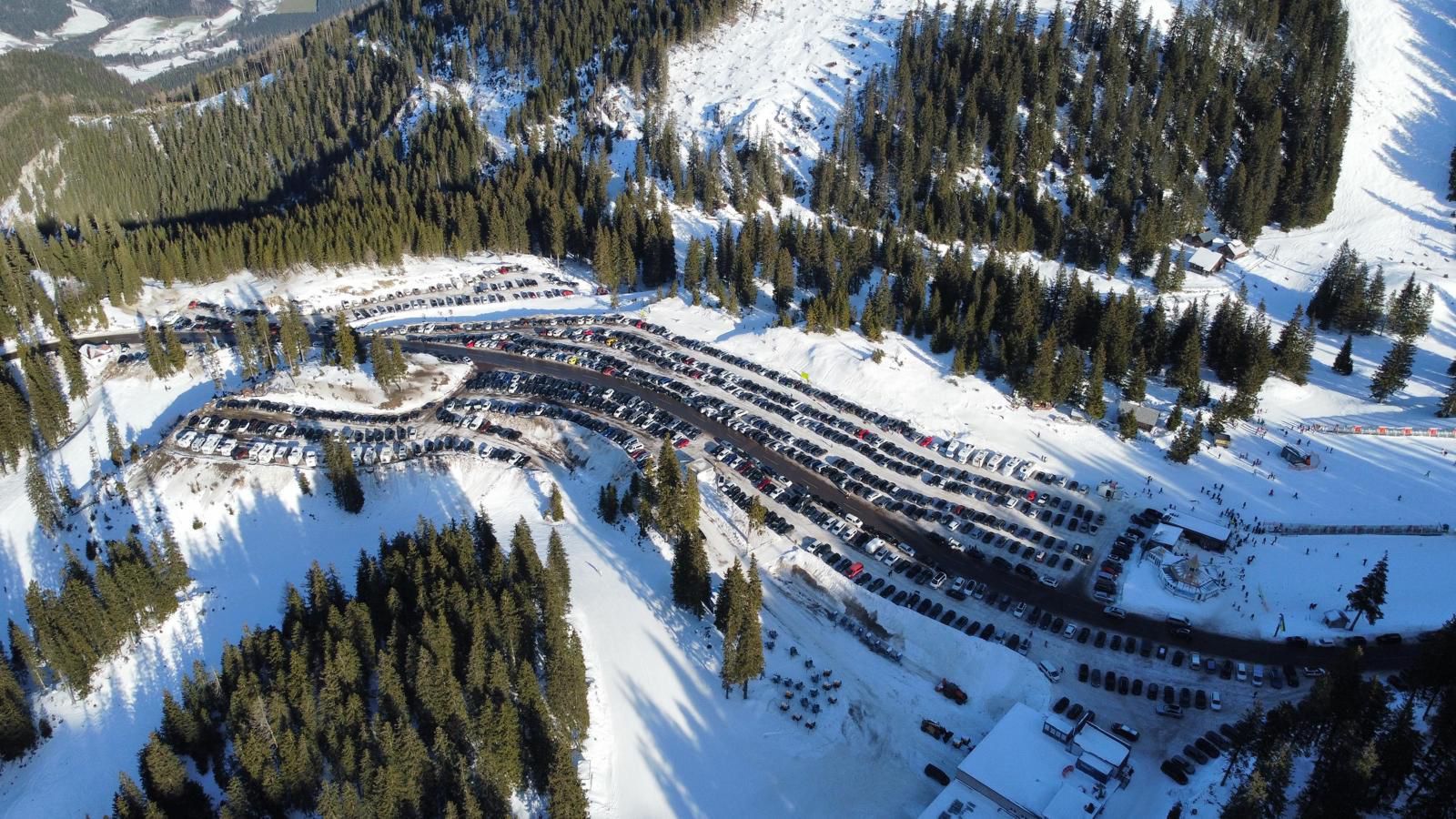 Großer Andrang auf das Skigebiet am Hochkar: Der Parkplatz ist bummvoll.