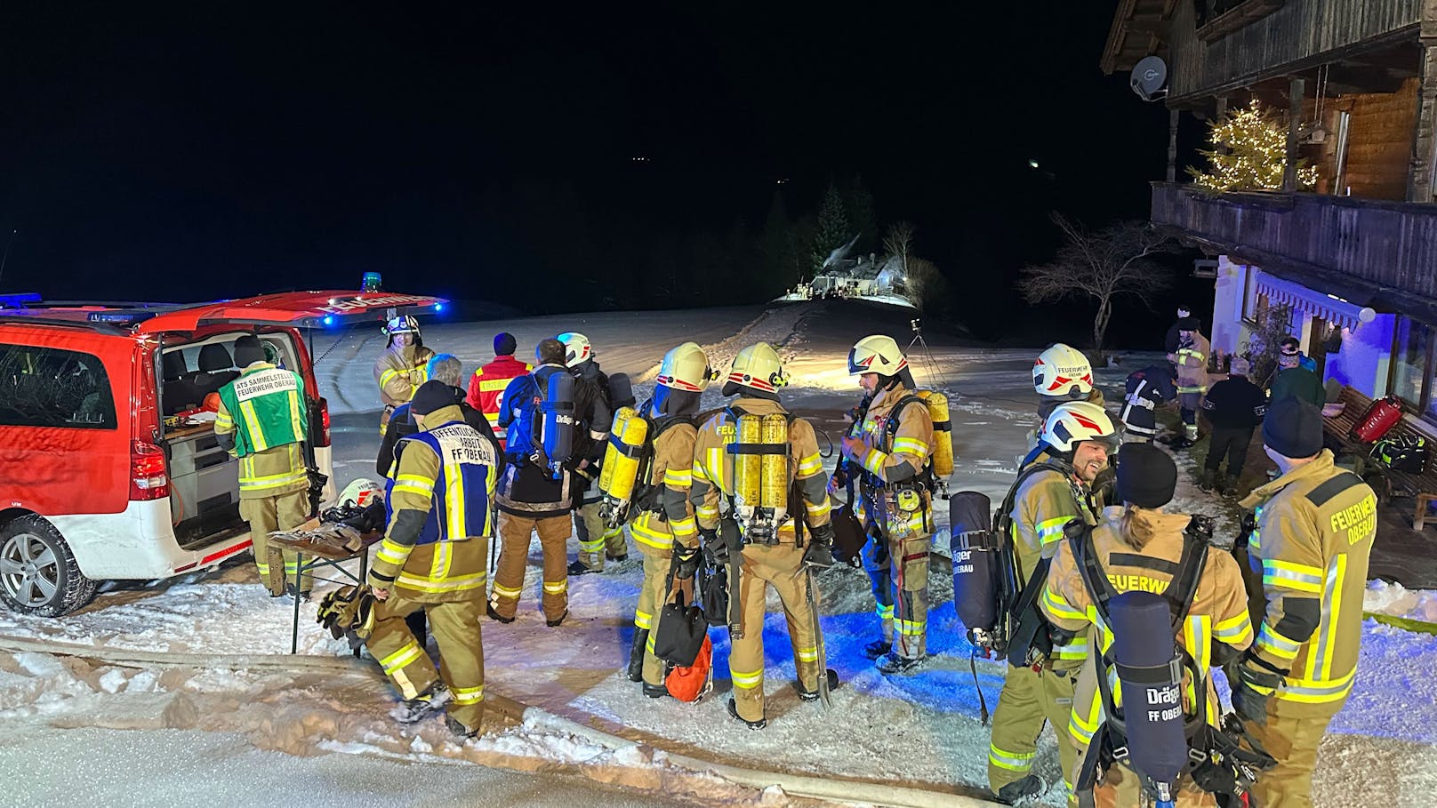 Während des Löscheinsatzes erlitt ein Feuerwehrmann Verletzungen unbestimmten Grades im Bereich des Sprunggelenkes.