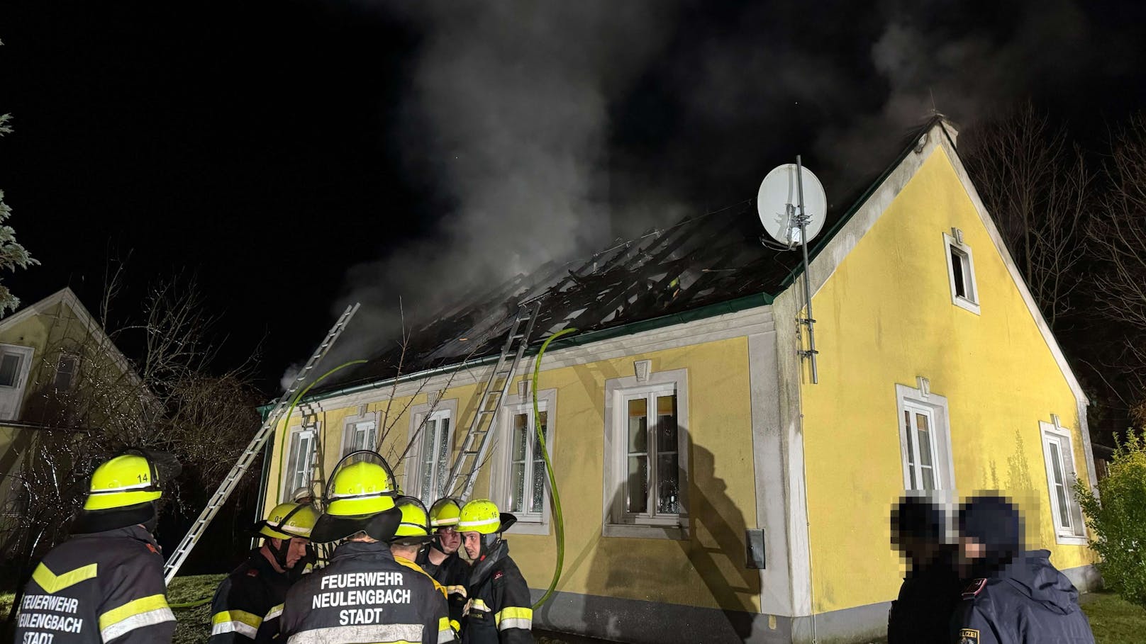 Die Feuerwehr Neulengbach wurde am Samstag zu einem Brandverdacht alarmiert. Beim Eintreffen an der Einsatzstelle stellte der Einsatzleiter dann einen Brand im Dachstuhl fest.