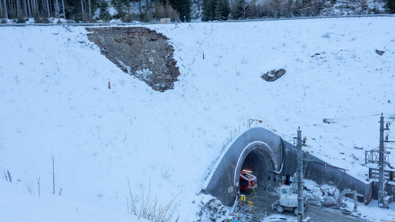 Zum Zeitpunkt des Einsturzes waren 13 Bauarbeiter im Tunnel zwischen Bad Gastein und Mallnitz beschäftigt.