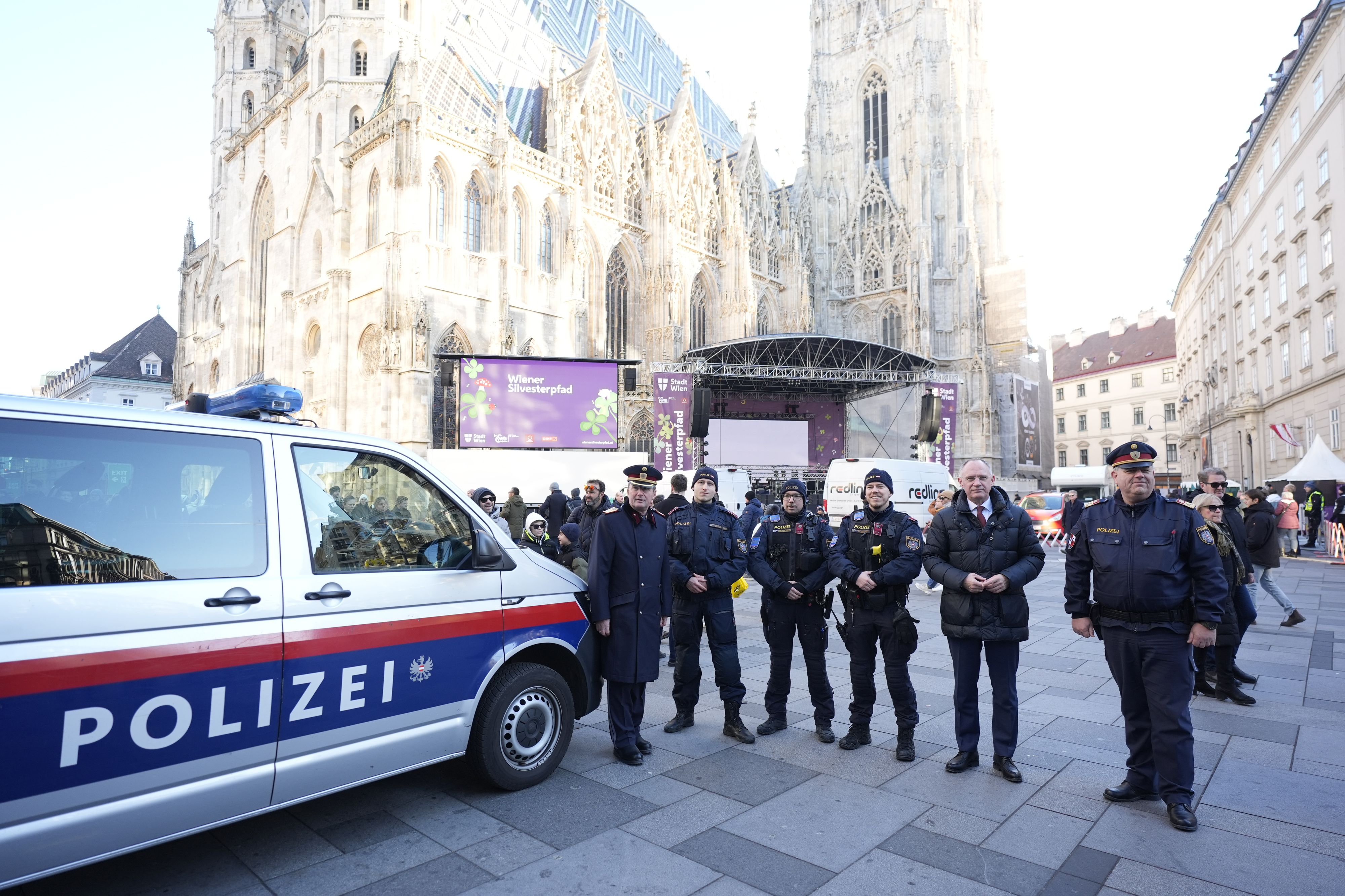 Innenminister Karner und Polizeipräsident Pürstl mit Polizisten am Stephansplatz