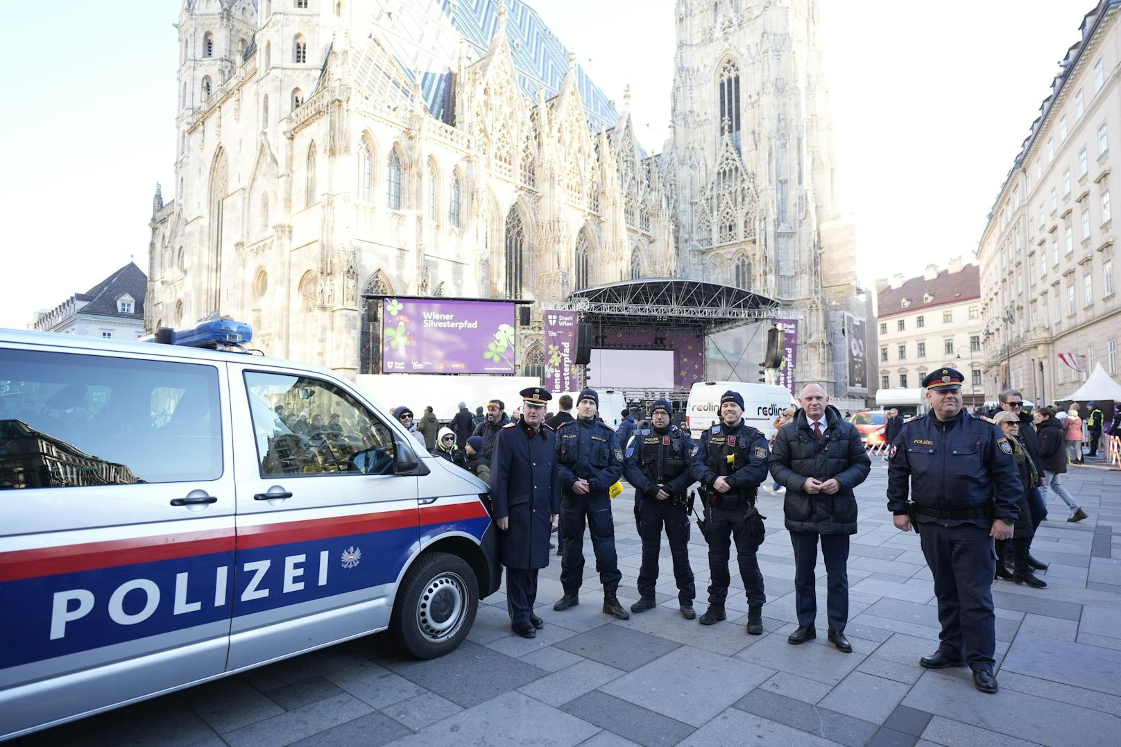 Ein Gruppenfoto mit Innenminister Karner und Polizeipräsident Pürstl