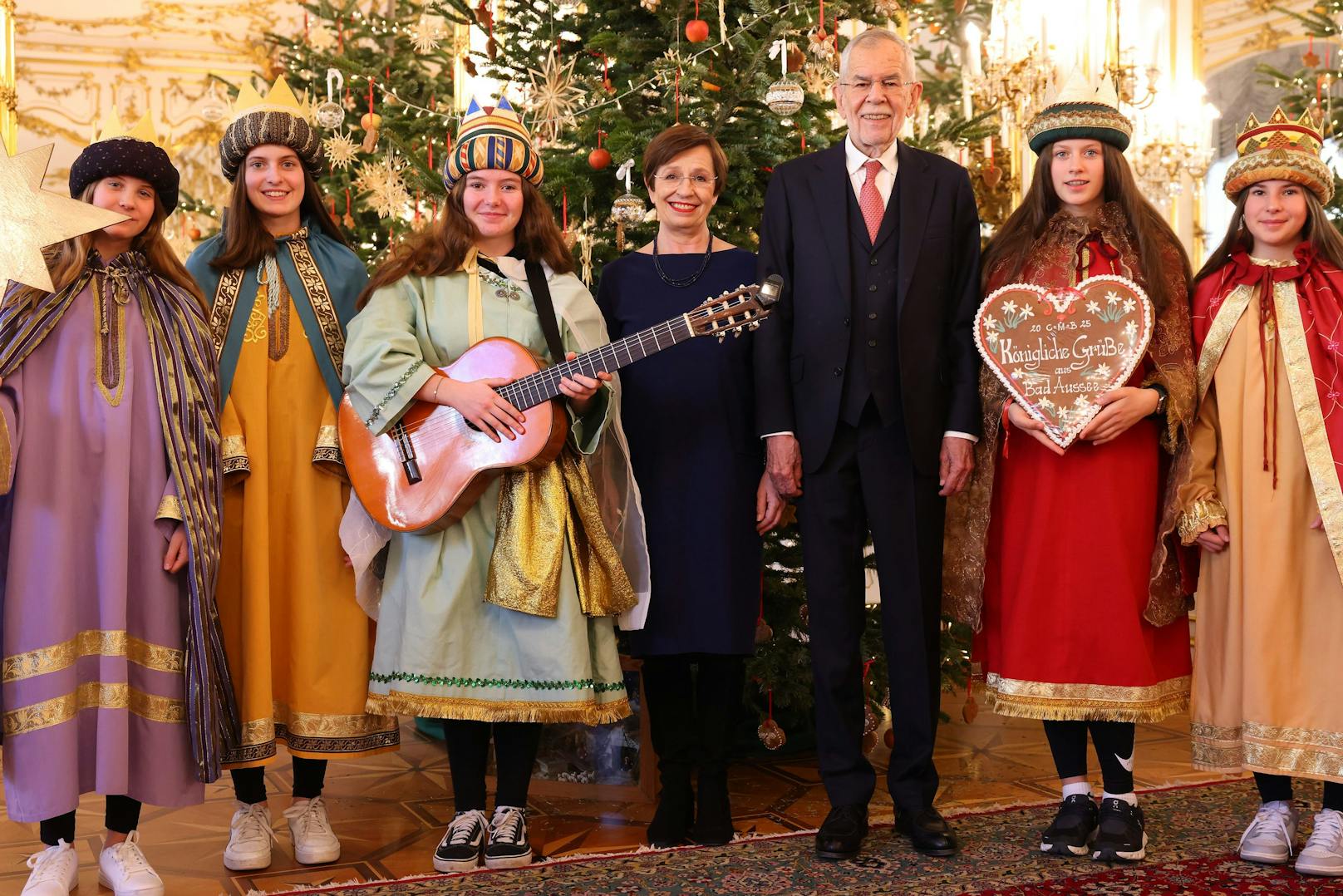 Die Sternsinger brachten Geschenke für den Präsidenten.