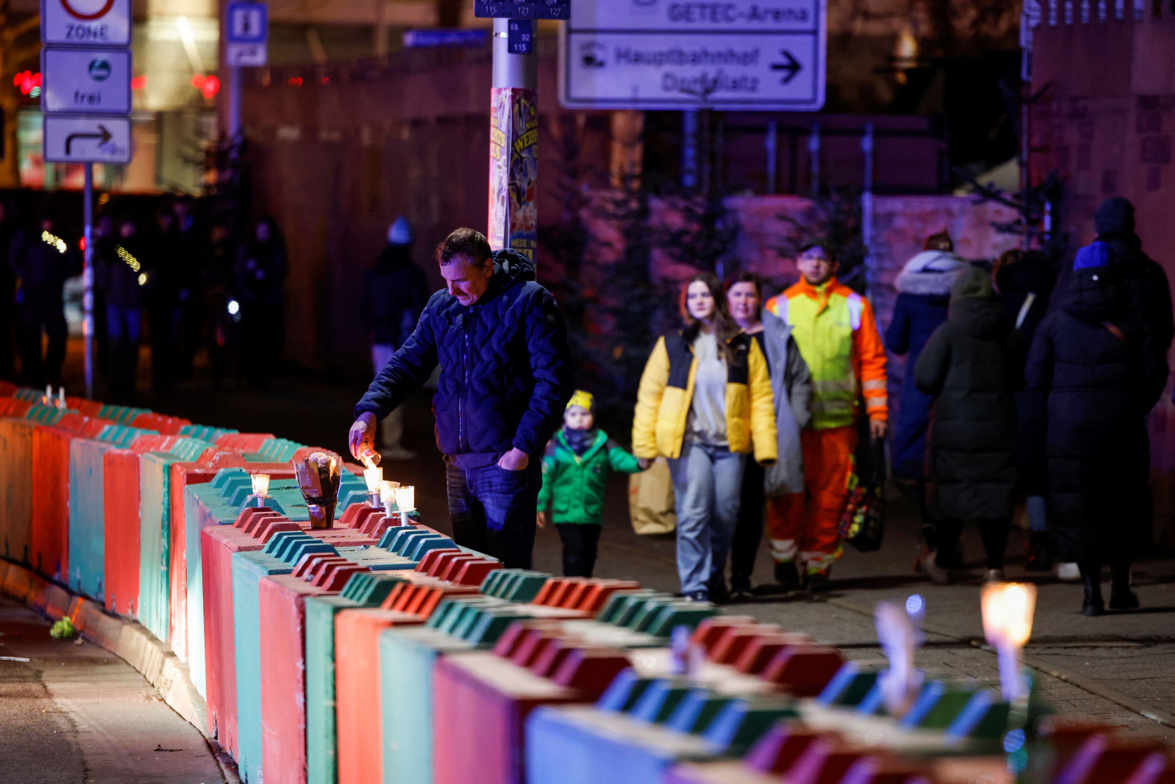 Dort, wo der graue Transporter steht, hätte laut den Veranstaltern auch das Polizeiauto stehen sollen. Durch die entstandene Lücke konnte der Attentäter in das Gelände rasen.