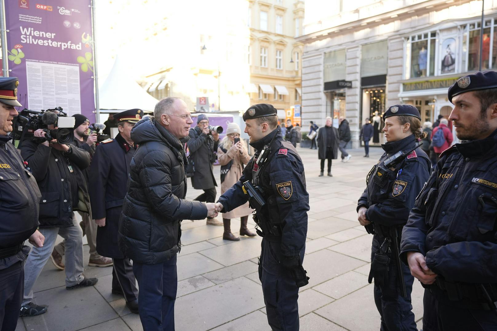 Karner begrüßt Polizeibeamte in Wien