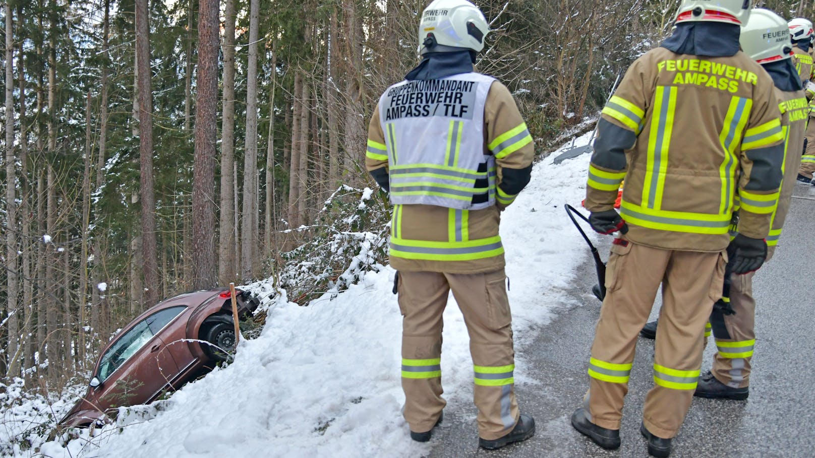 Der Lenker kam mit dem Wagen auf der steilen, etwas rutschigen Fahrbahn, ca. 200 Meter oberhalb er dortigen Wohnsiedlung, ins Rutschen, als er vom 3. in den 2. Gang zurückschaltete.