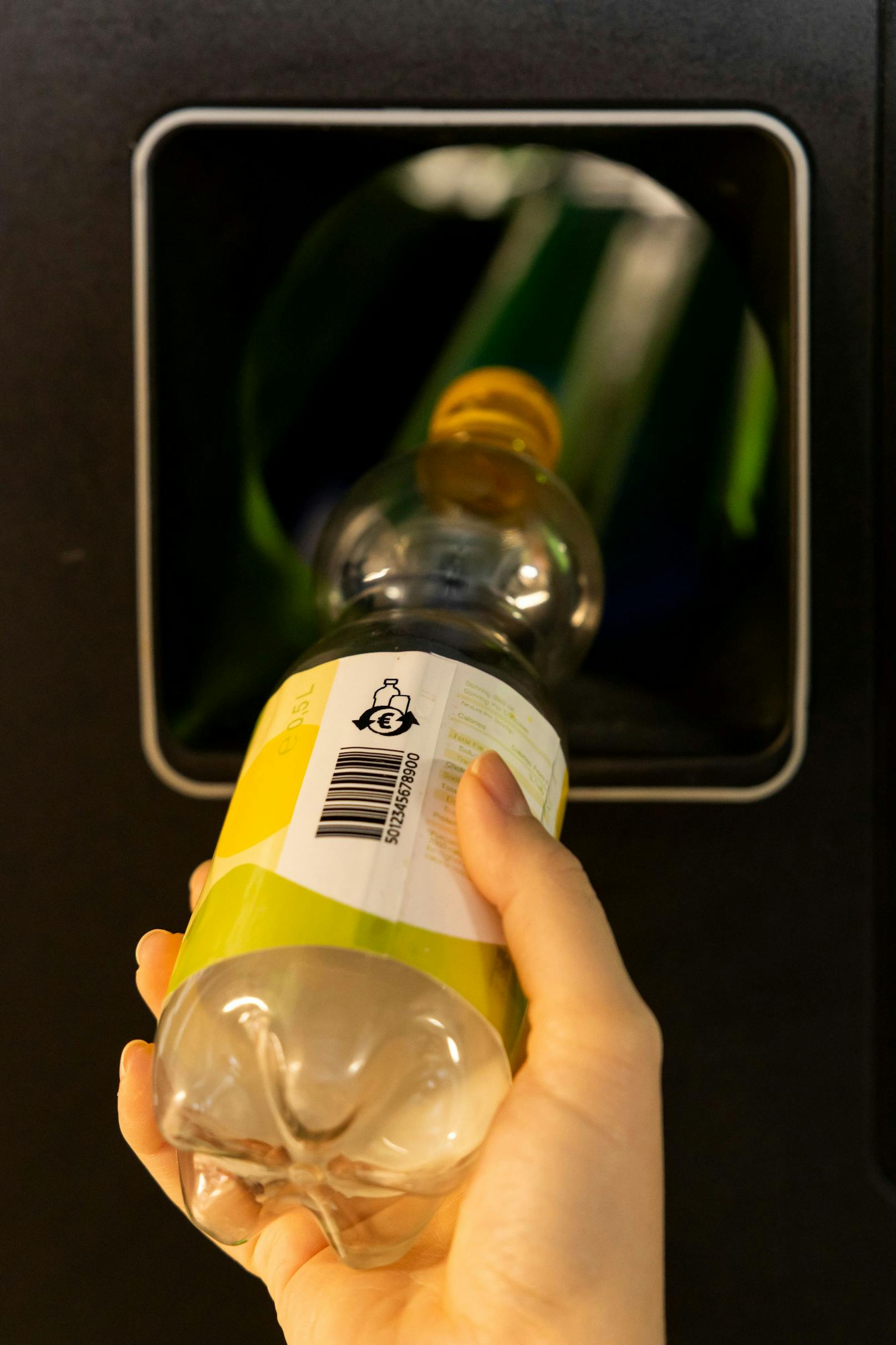 Flasche zu Flasche bzw. Dose zu Dose wird ab 1. Jänner Realität und damit ein wirksamer Beitrag gegen Littering geleistet.