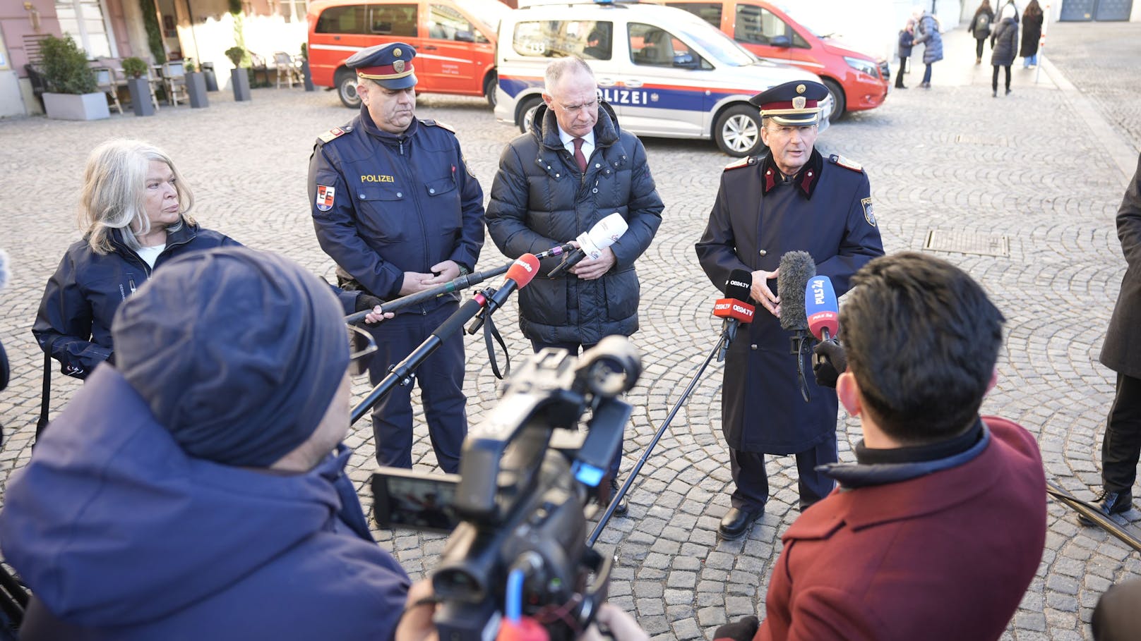 Innenminister Karner und Wiens Polizeipräsident Pürstl bei einem Pressestatement.