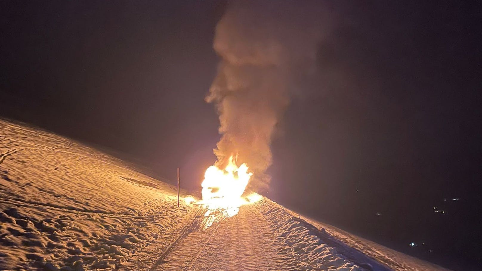 Keine 24 Stunden nach einem Gebäudebrand wurde die Freiwillige Feuerwehr Auffach bereits wieder alarmiert!