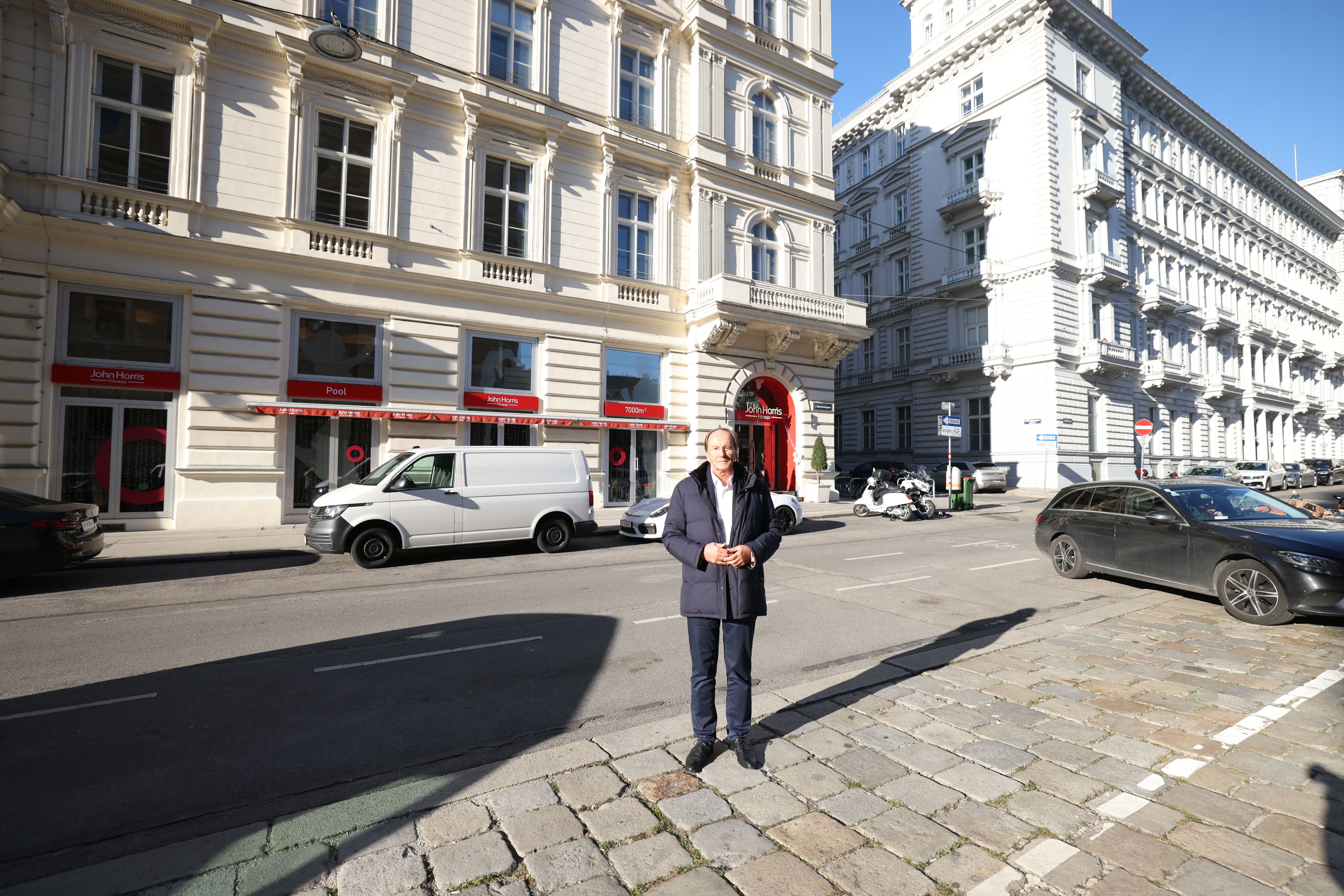 Fitness und Frust: Ernst Minar, Geschäftsführer von John Harris, vor dem Standort am Schillerplatz.