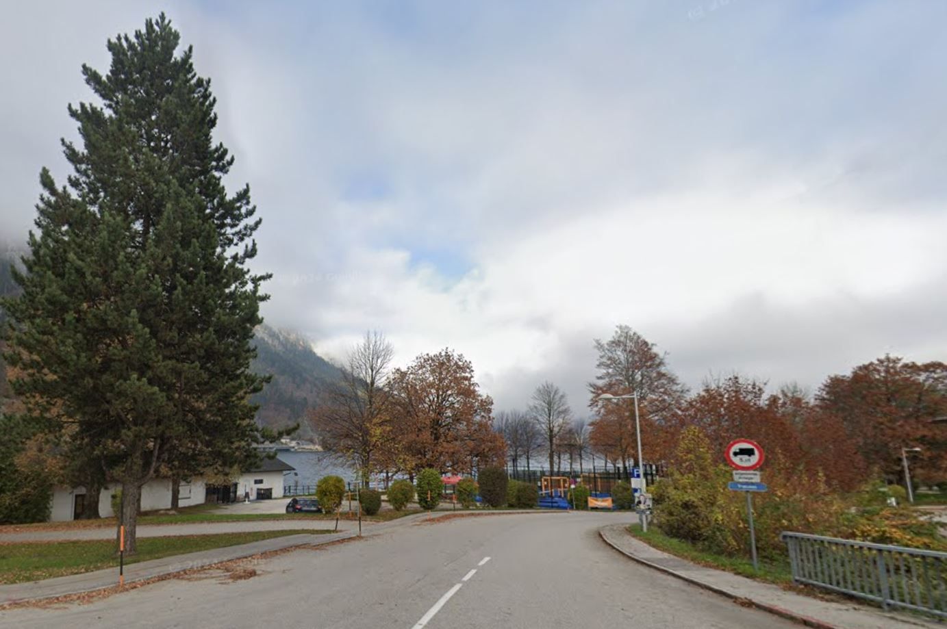 Der vielgenutzte Parkplatz in Ebensee (Bez. Gmunden) ist seit diesem Jahr gebührenpflichtig.