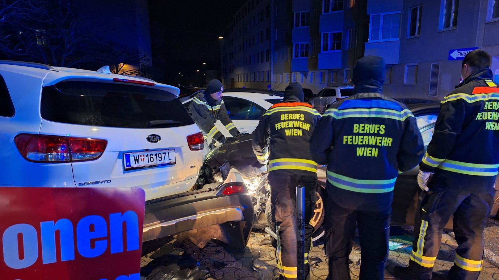 Großeinsatz der Polizei und Feuerwehr - Hirschlers Wagen ist ein Totalschaden