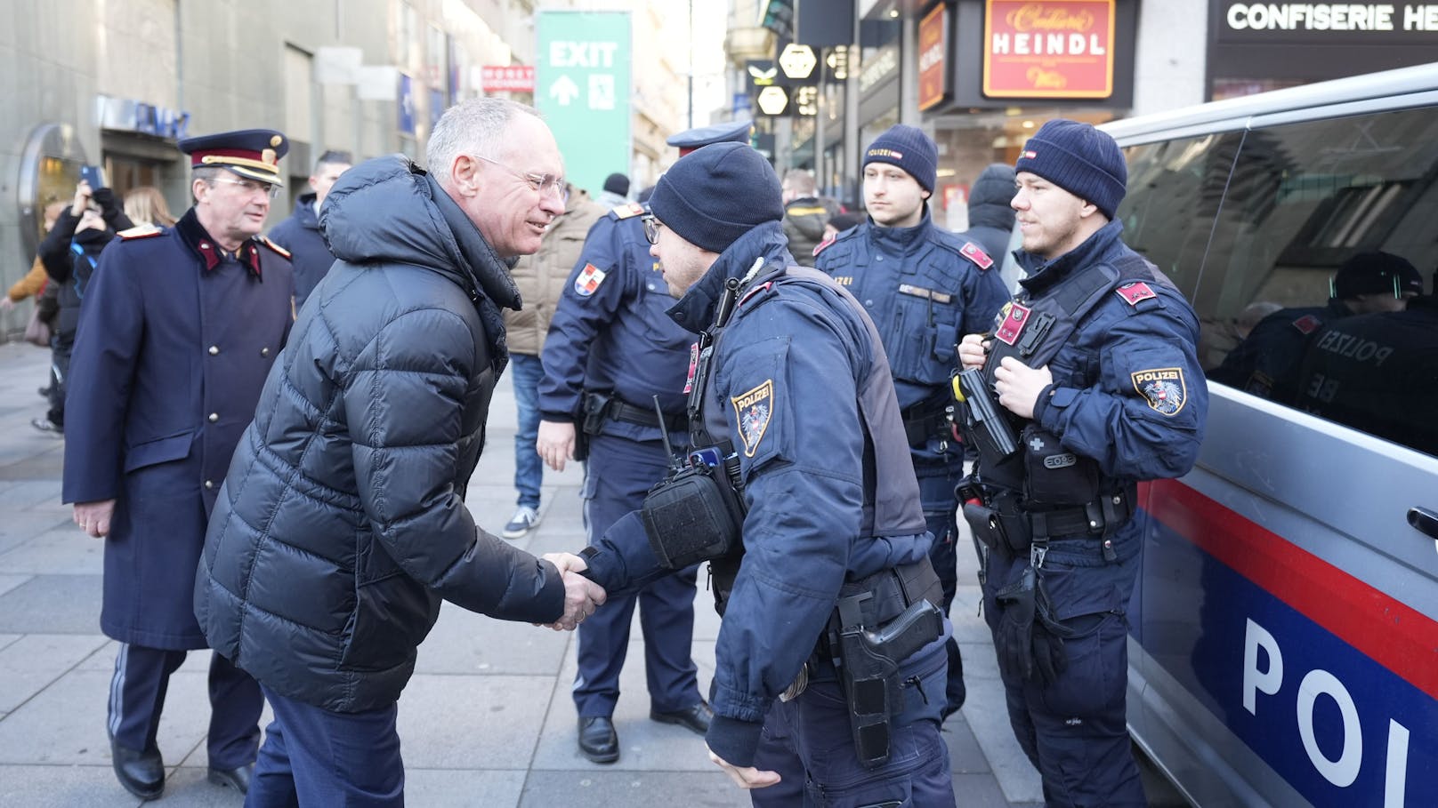 Innenminister Karner mit Polizeibeamten in der Wiener City