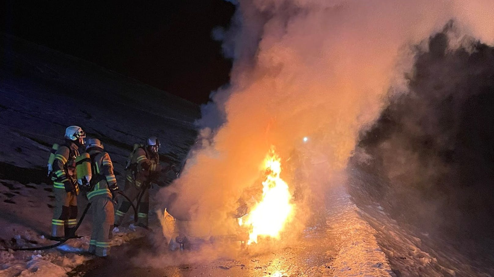 Auto geht während der Fahrt plötzlich in Flammen auf