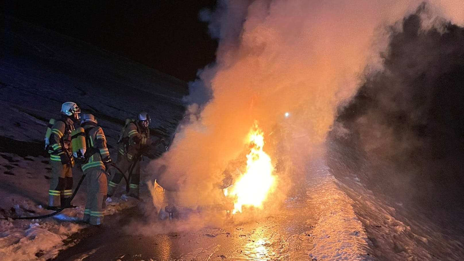 Gegen 18.30 Uhr geriet ein Fahrzeug aus unbekannter Ursache am Hohlriedweg, der zur Mittelstation der Schatzbergbahn führt, in Vollbrand.