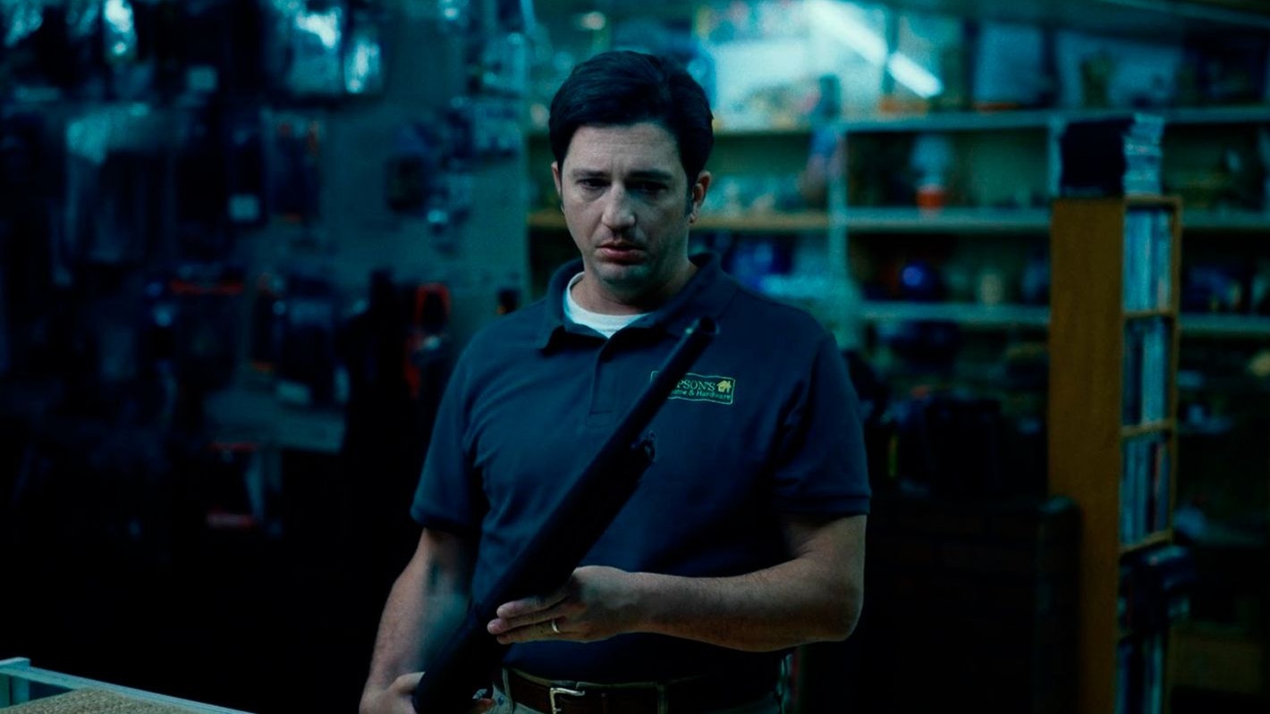 Vom Loser und Nobody zum Auftragskiller: Ray (John Magaro) in "LaRoy, Texas"