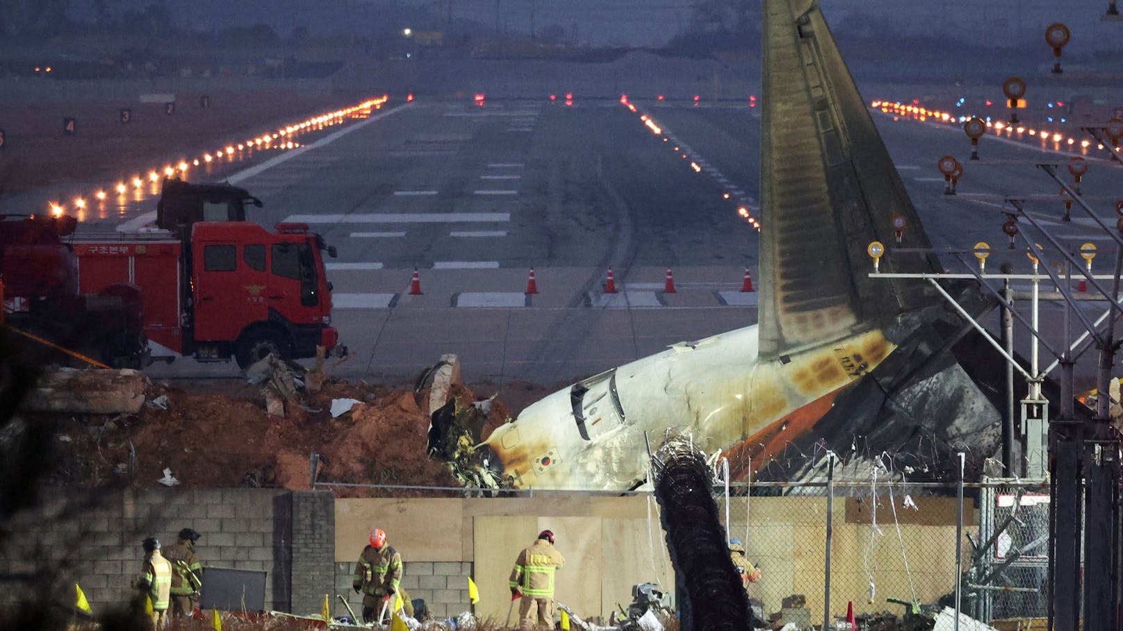 Videos zeigen, dass die Boeing ihr Fahrwerk nicht ausgeklappt hatte und nach dem Aufsetzen nicht ausreichend bremste. Möglicherweise funktionierte die Hydraulik nicht. Experten kritisieren auch die Mauer.